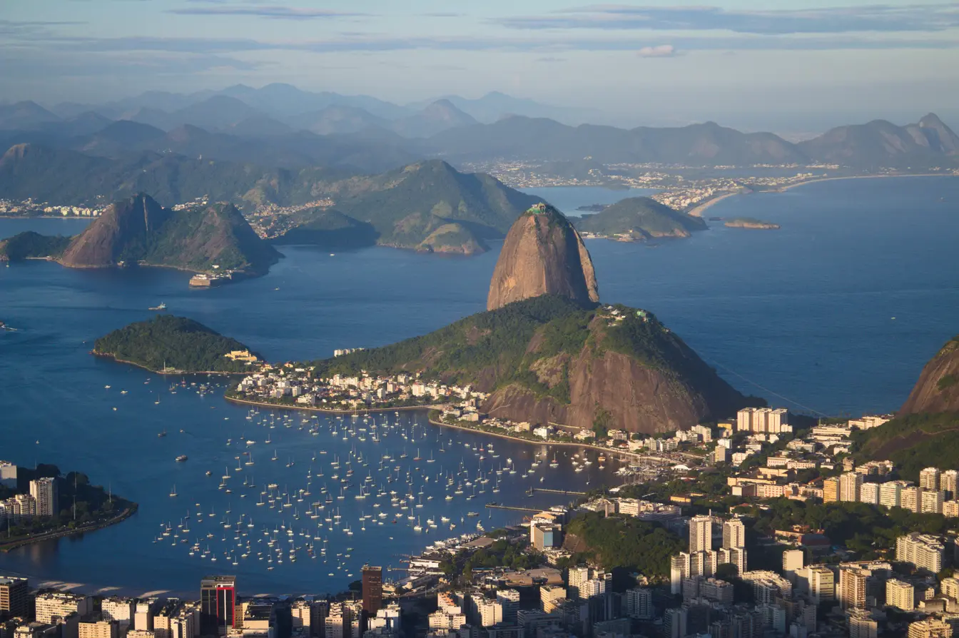 Vista aérea del Pan de Azúcar y la bahía de Guanabara en Río de Janeiro, Brasil.