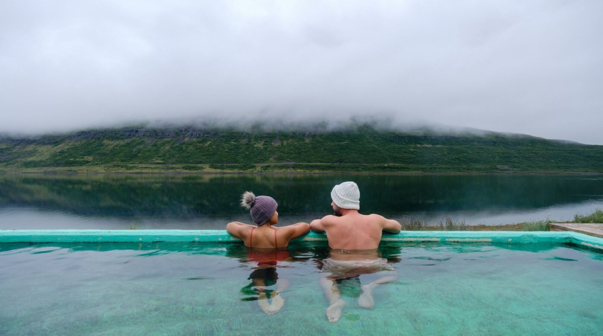 Coppia che si rilassa in una sorgente termale geotermica in inverno, idea perfetta per il San Valentino 2027.