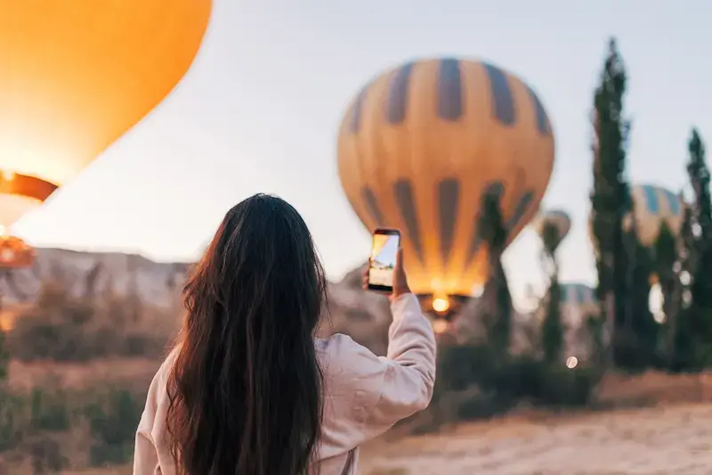 touriste utilisant une eSIM Airalo en Turquie pour partager ses photos et vidéos