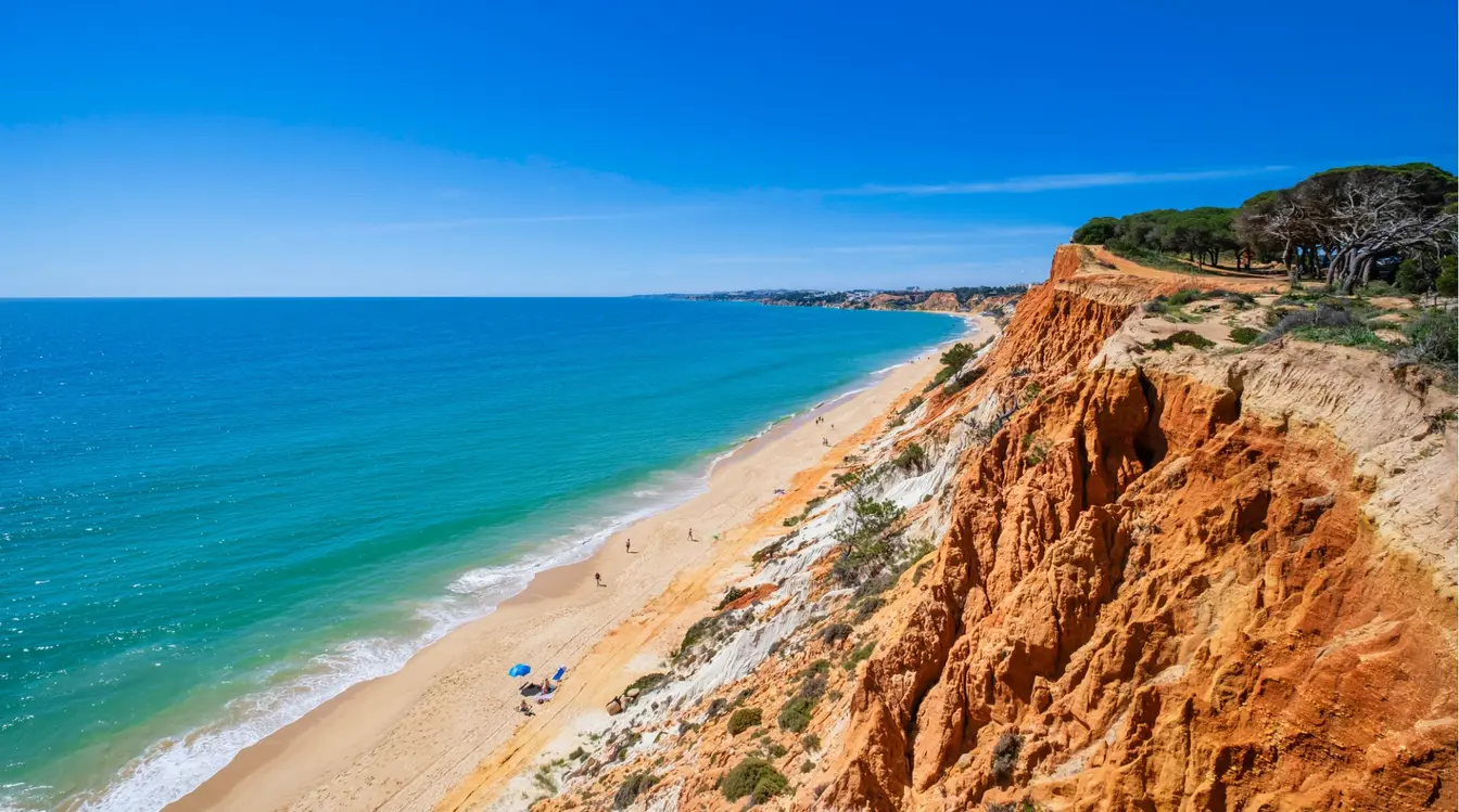 Praia da Falésia en Algarve, avec ses falaises ocres, sa longue plage de sable et l'océan Atlantique. 
