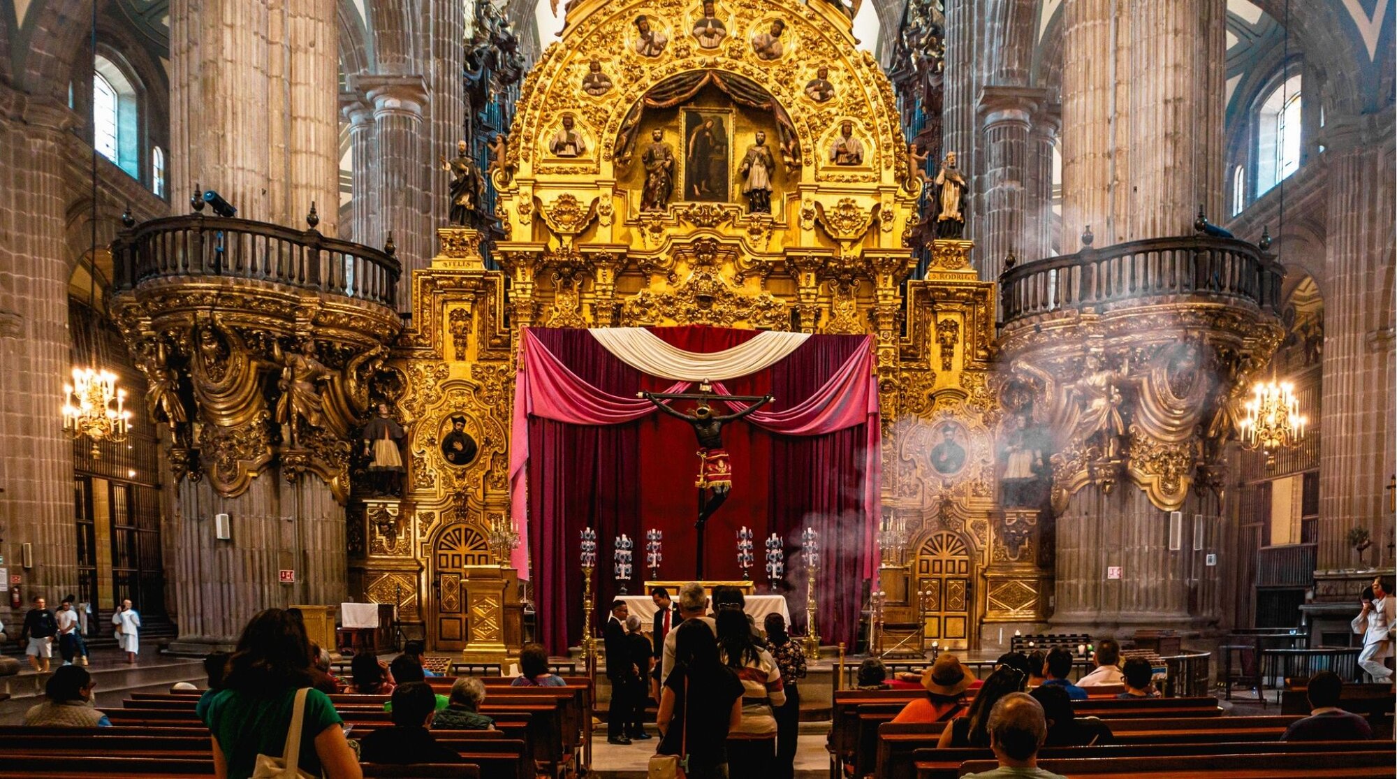 Altar dos Reis na Catedral Metropolitana da Catedral Metropolitana durante a Semana Santa.