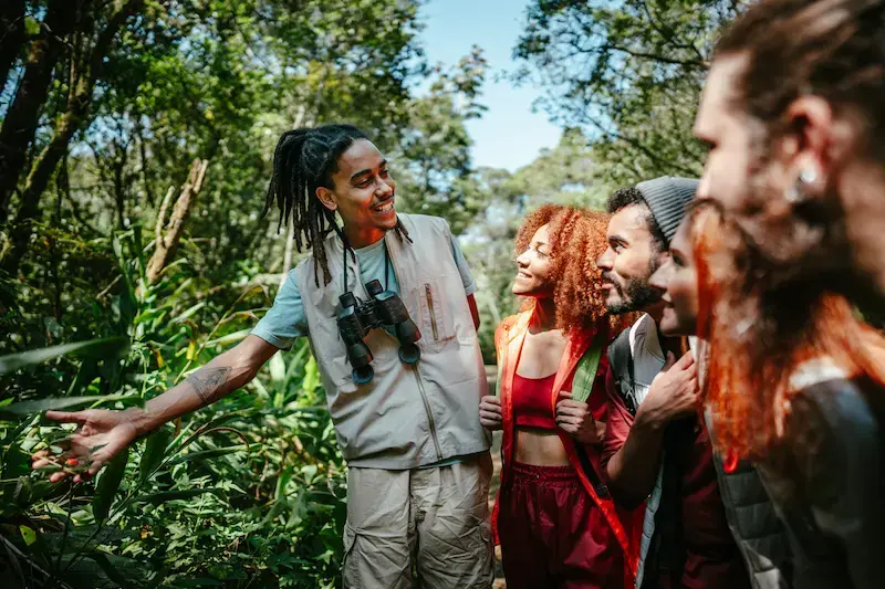 Grupo de viajeros explorando la selva con guía en Brasil.