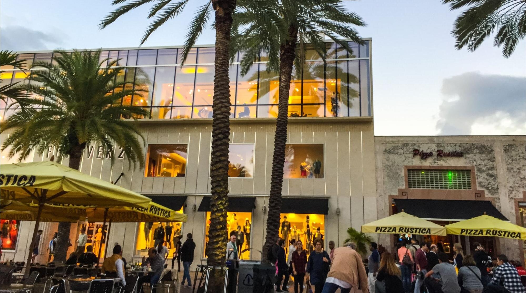 Pessoas, lojas e restaurantes da Lincoln Road Mall, Miami Beach.