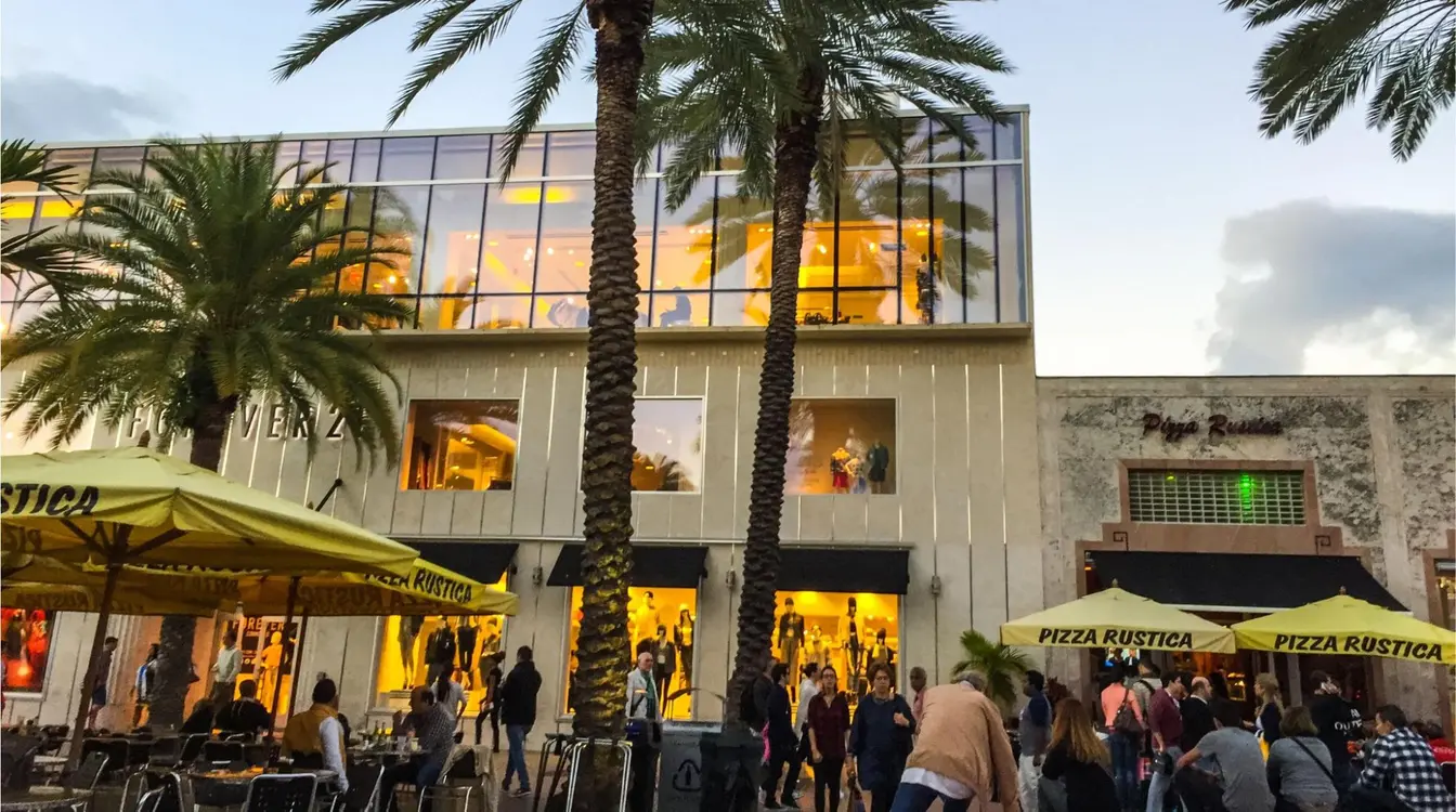 Pessoas, lojas e restaurantes da Lincoln Road Mall, Miami Beach.
