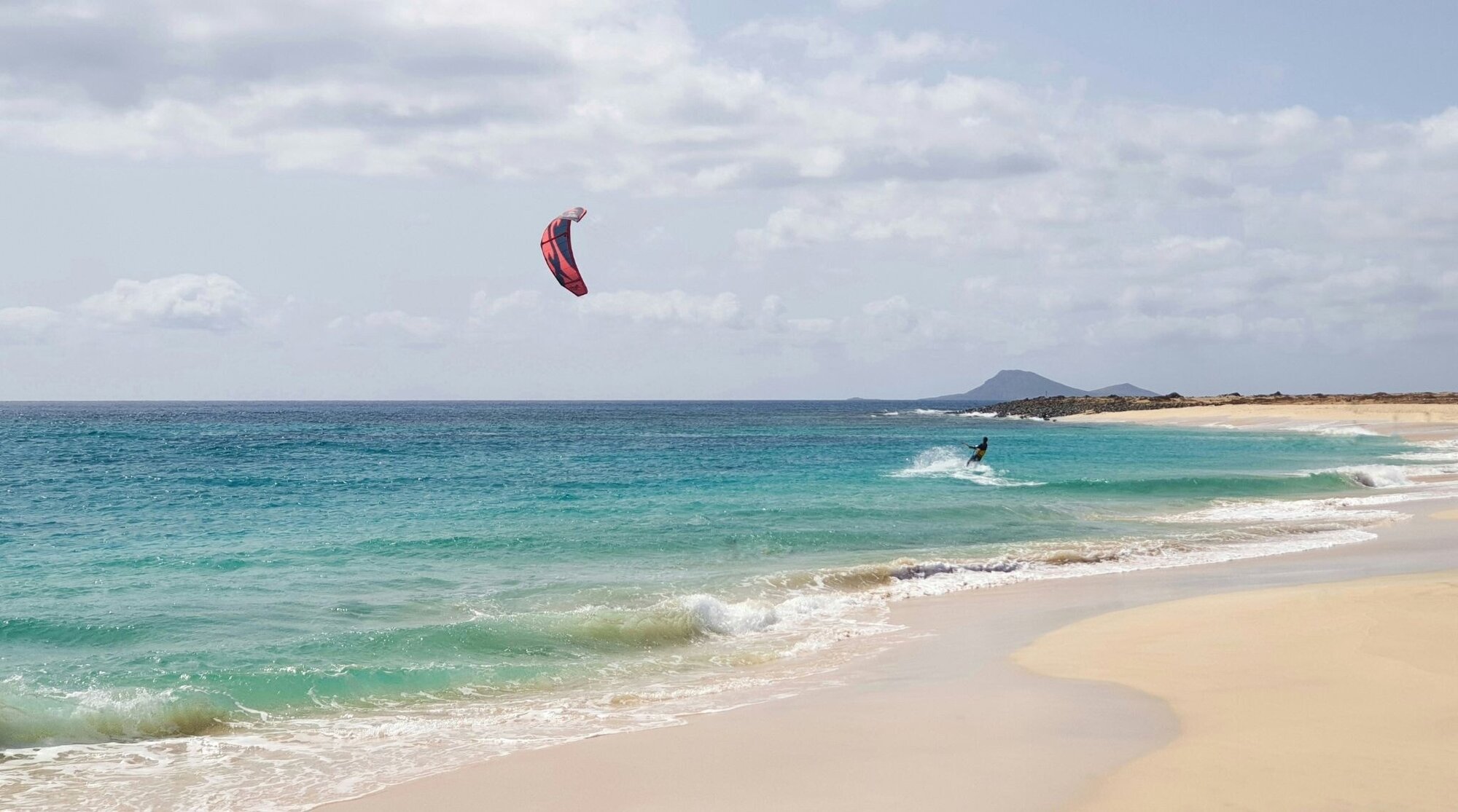 Kitesurf qui profite du vent sur Ilha do Sal en février