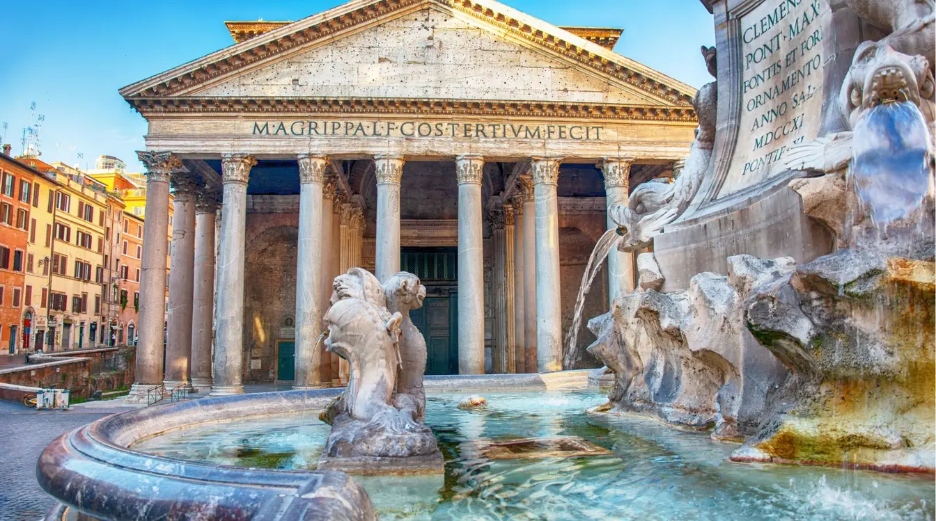 Panthéon et fontaine de la Piazza della Rotonda au lever du soleil à Rome.