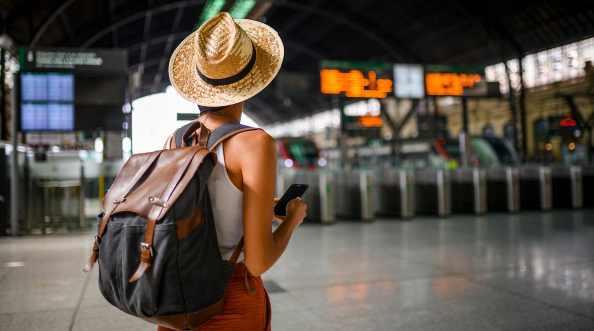 Viajante usando el telefono 