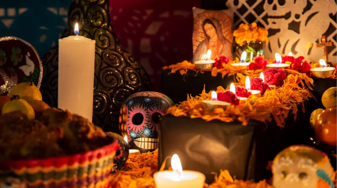 Calavera colorée placée sur une ofrenda traditionnelle du Día de los Muertos au Mexique.