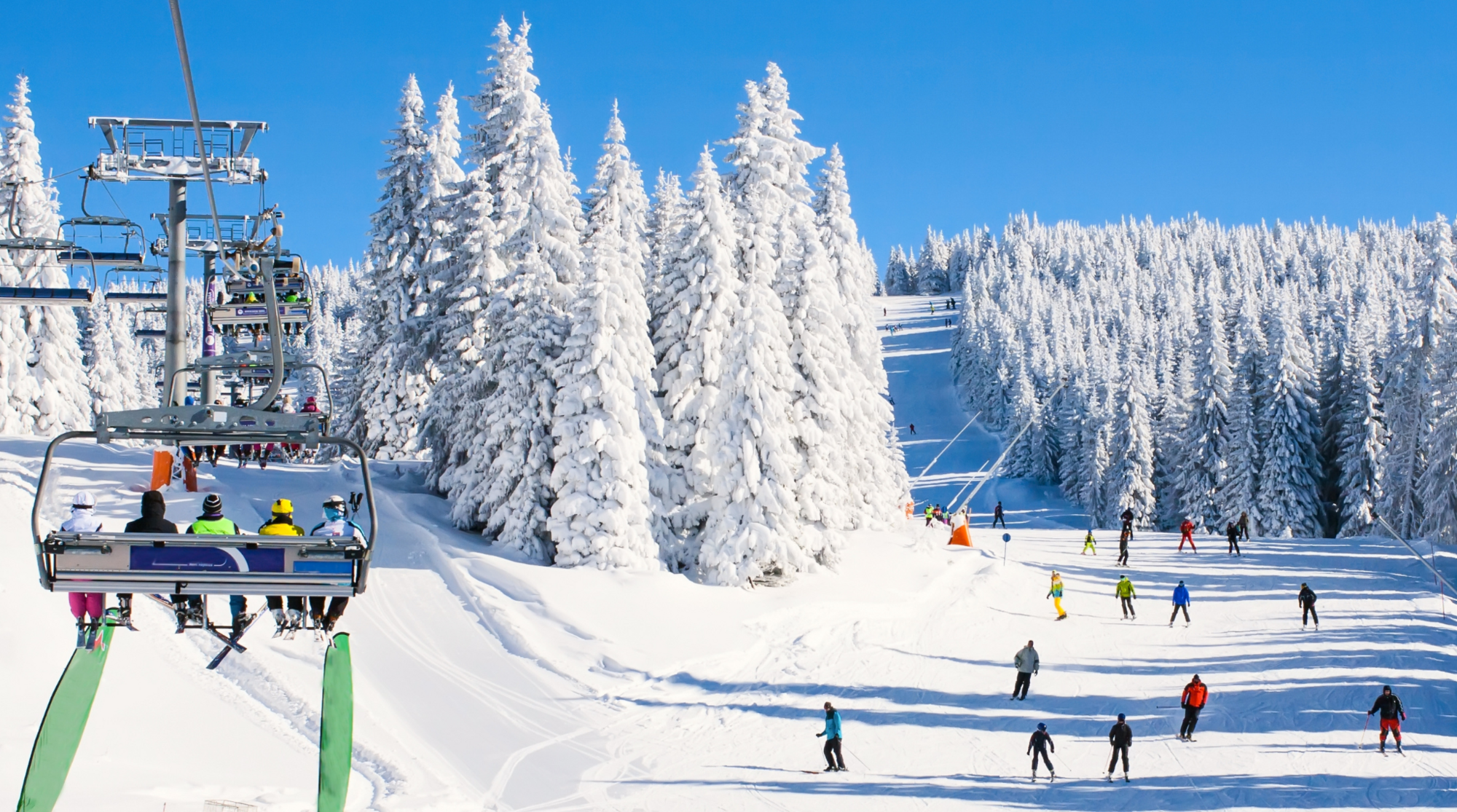 Impianti di risalita e piste del resort sciistico di Kopaonik in Serbia, destinazione ideale per sciare in Europa low cost con servizi moderni.