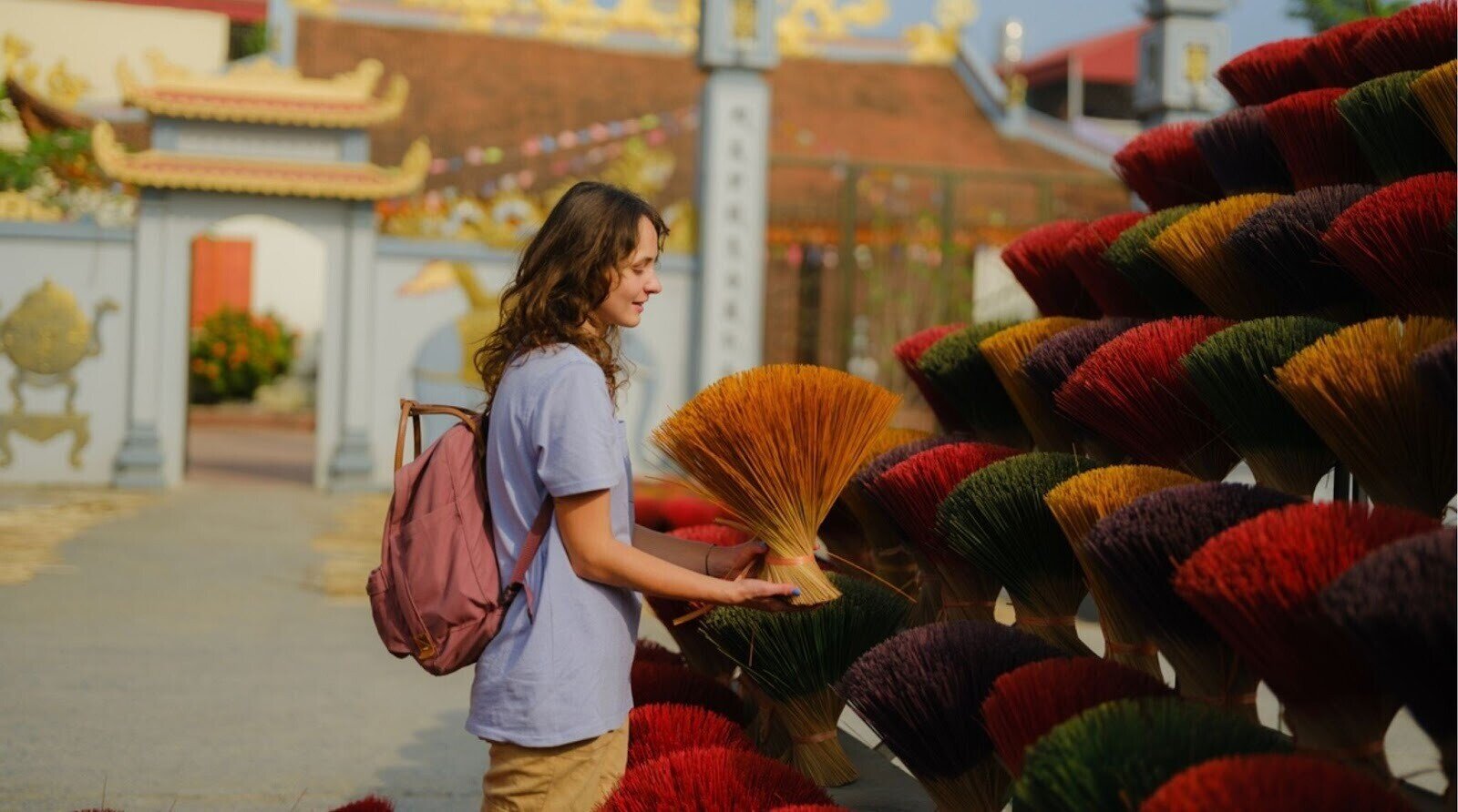 Femme européenne à Quang Phu Cau, le village de l’encens