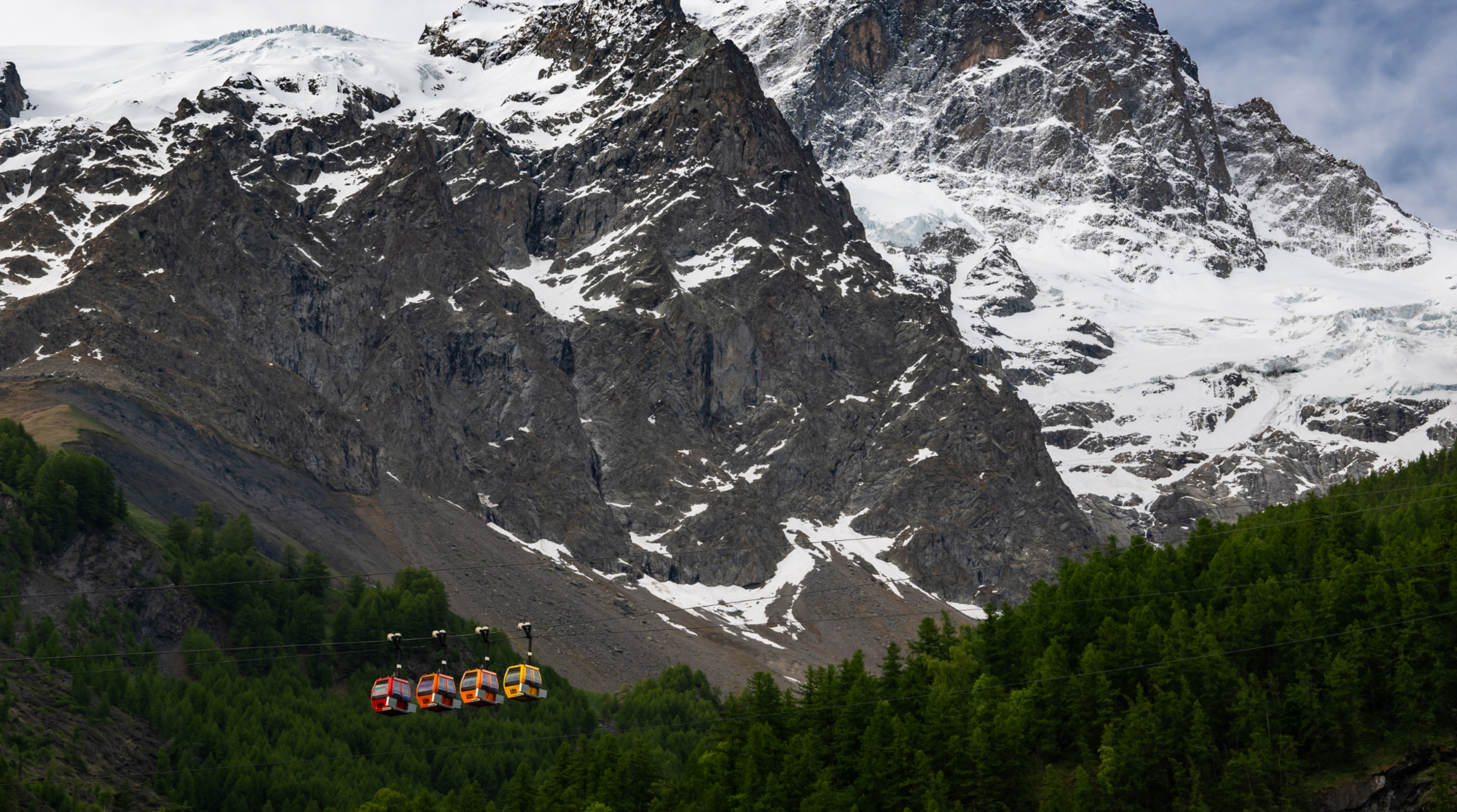Panorama innevato delle Alpi francesi con il ghiacciaio della Meije, area alpina meno turistica ideale per sciare in Europa spendendo meno.