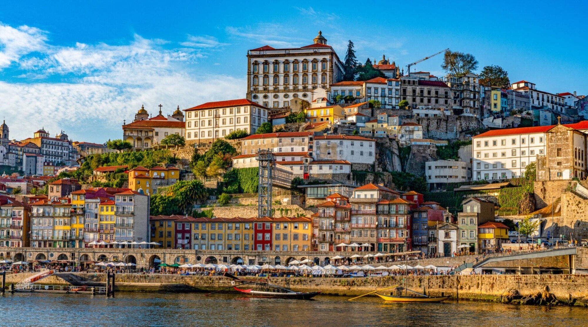Vista serale del fiume Douro e del quartiere Ribeira a Porto, meta romantica dove andare a San Valentino nel 2027.