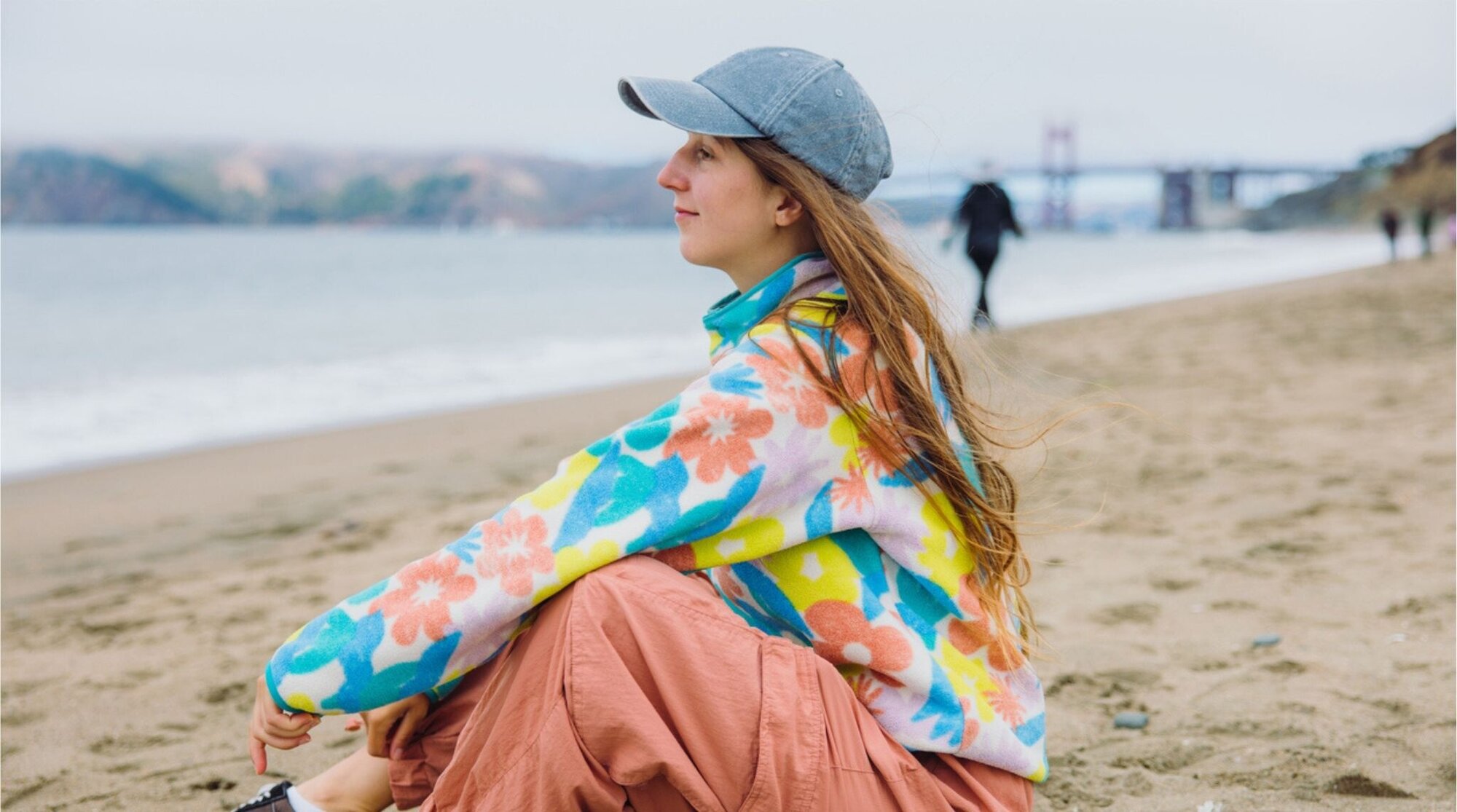 Mulher contemplando fim de semana em Baker Beach na cidade de São Francisco