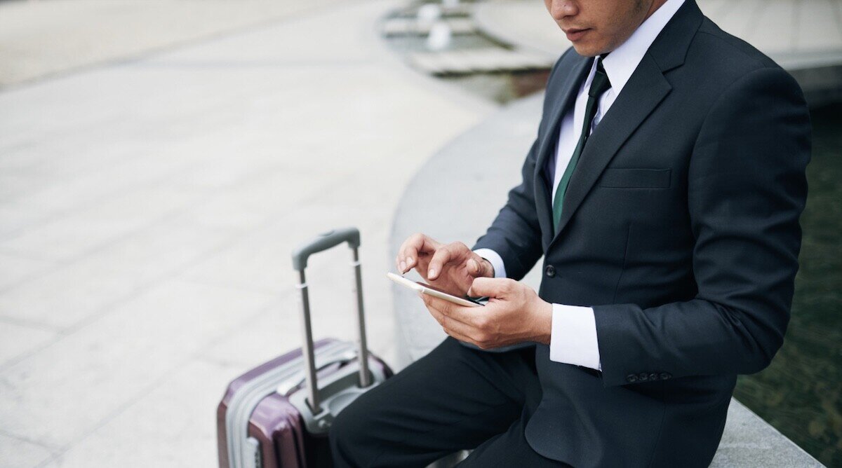 スマホを使うビジネスマン