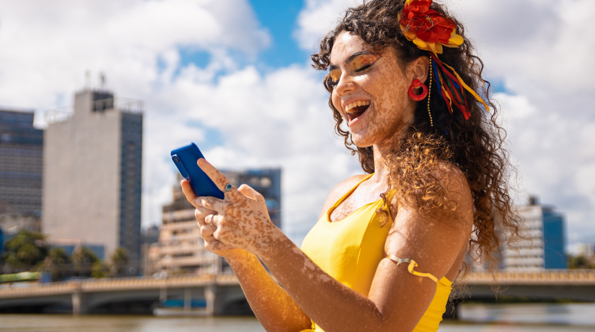 Frau mit eSIM in Brasilien
