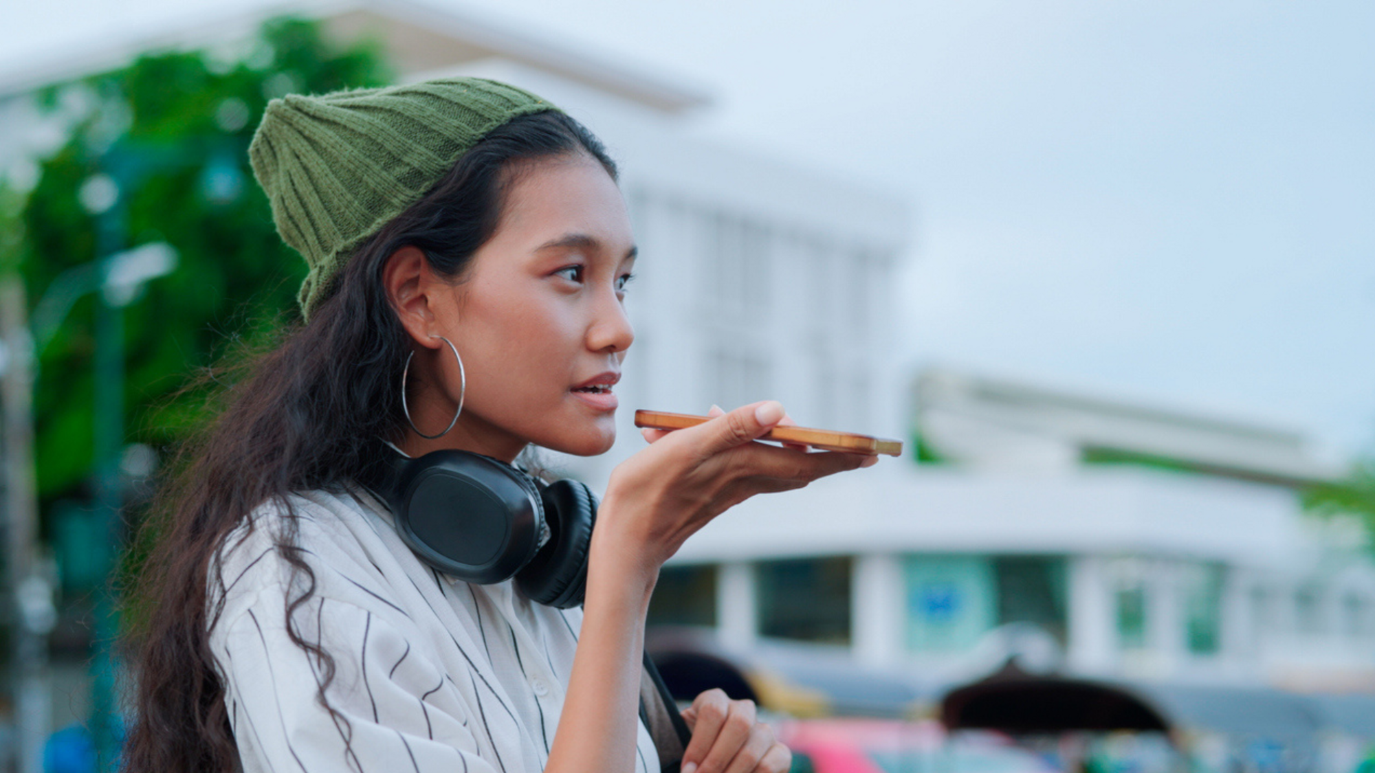 Ragazza che parla al telefono