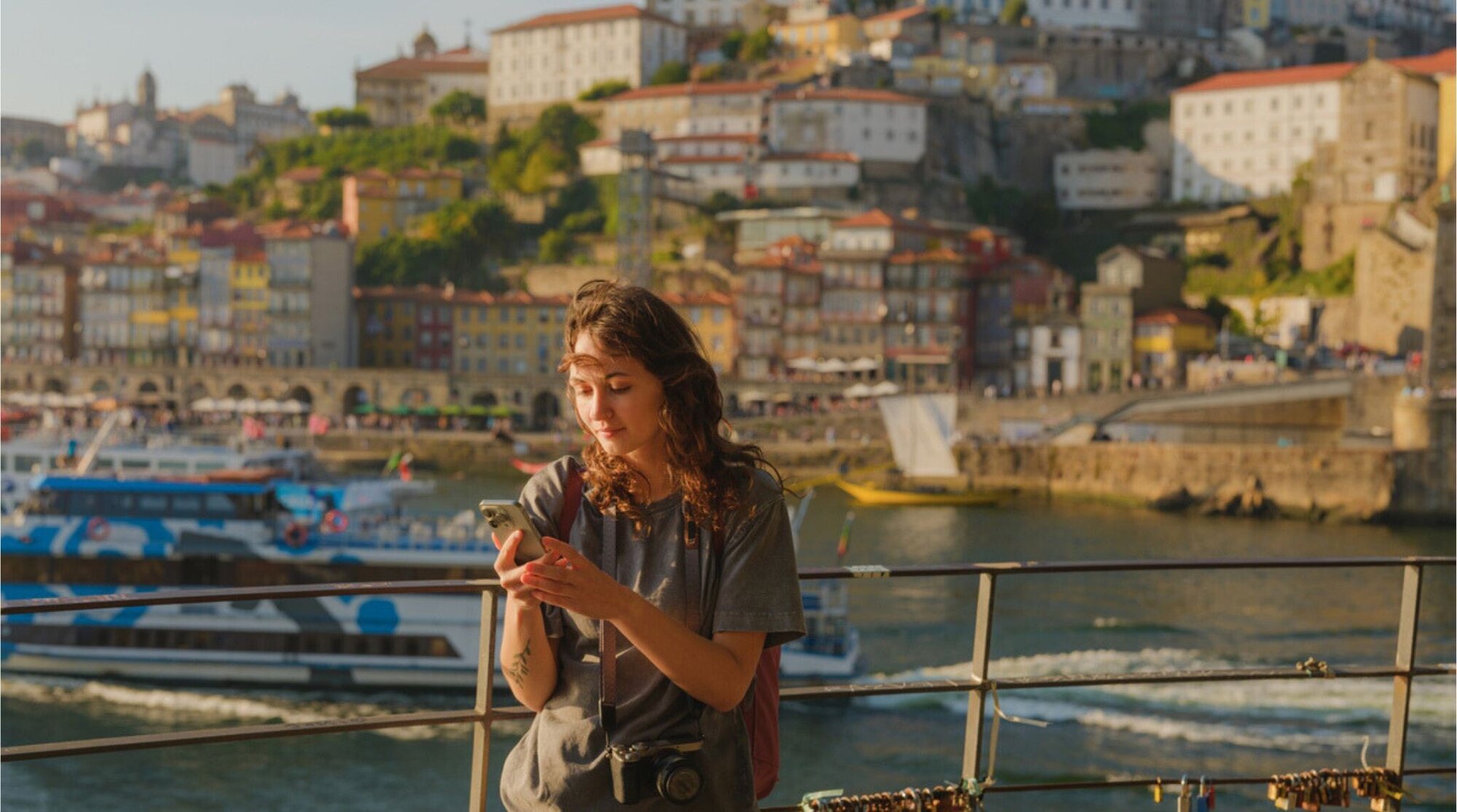 Mulher viajando sozinha em Porto, Portugal