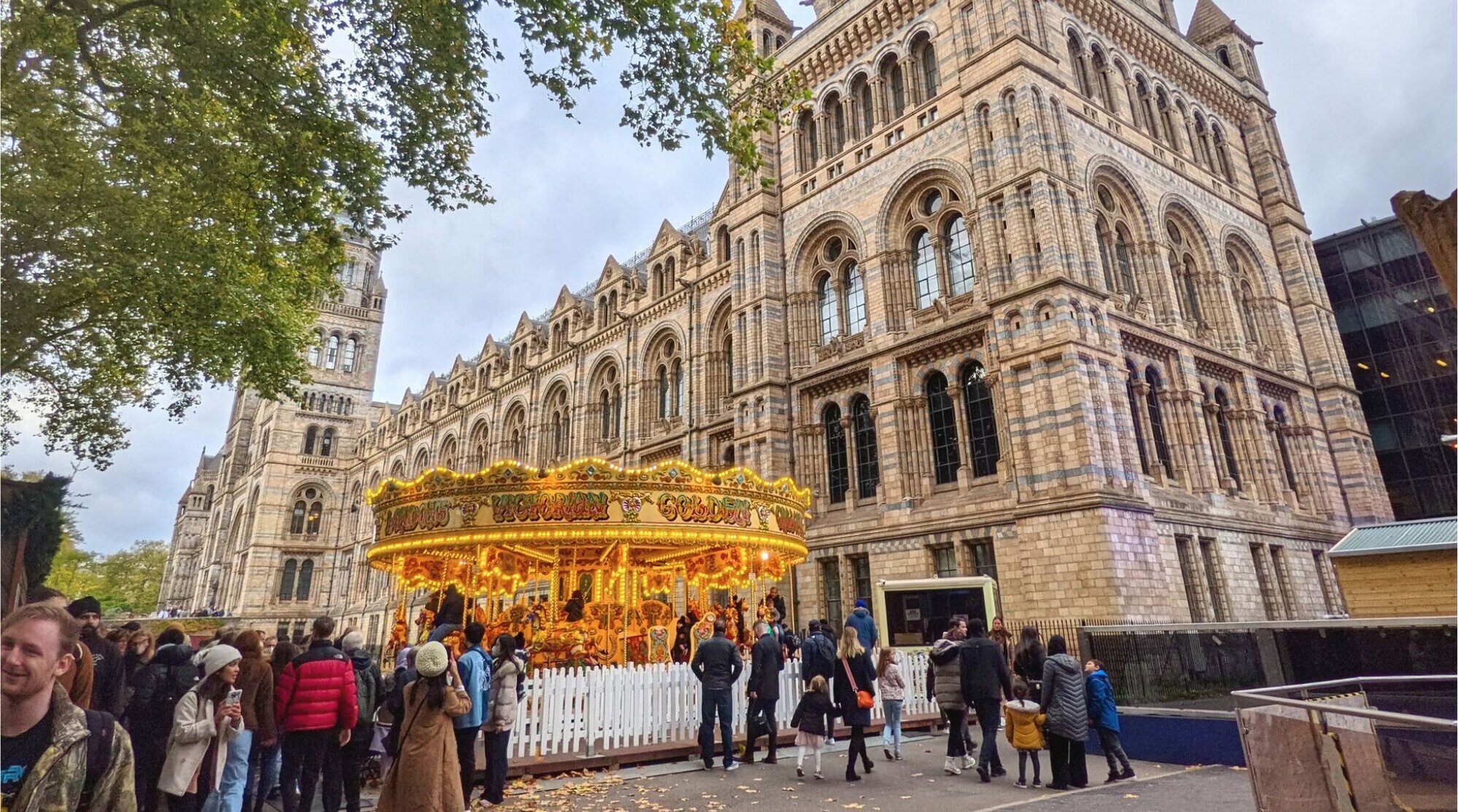 Carrossel ao lado do museu Victoria & Albert em Londres