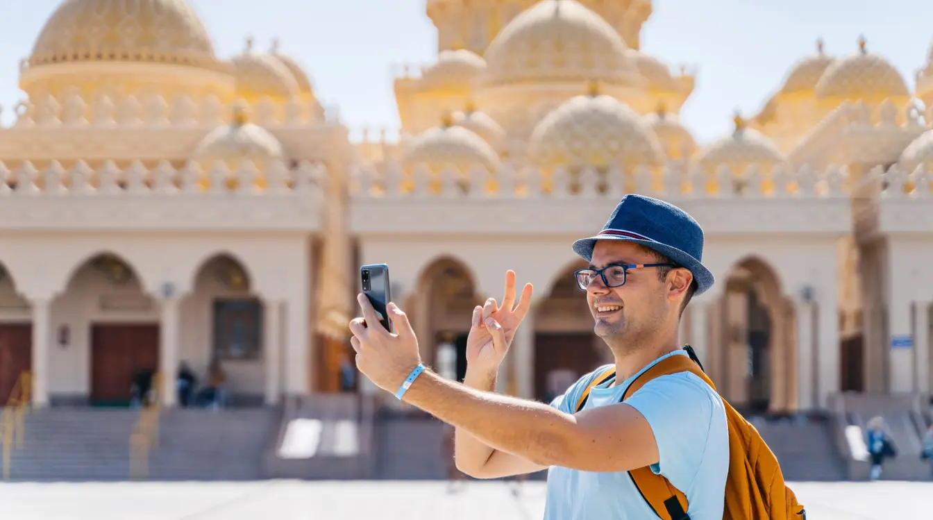 Ein Mann telefoniert mit einer SIM-Karte in Ägypten vor der Al-Mina-Moschee in Hurghada