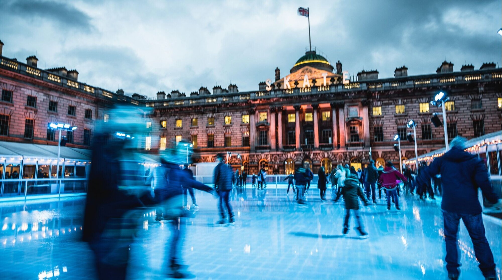 Melhores lugares para viajar em dezembro: Londres. Multidões patinando no gelo em Somerset House, um edifício público no centro de Londres. Foto de 21 de dezembro de 2015.