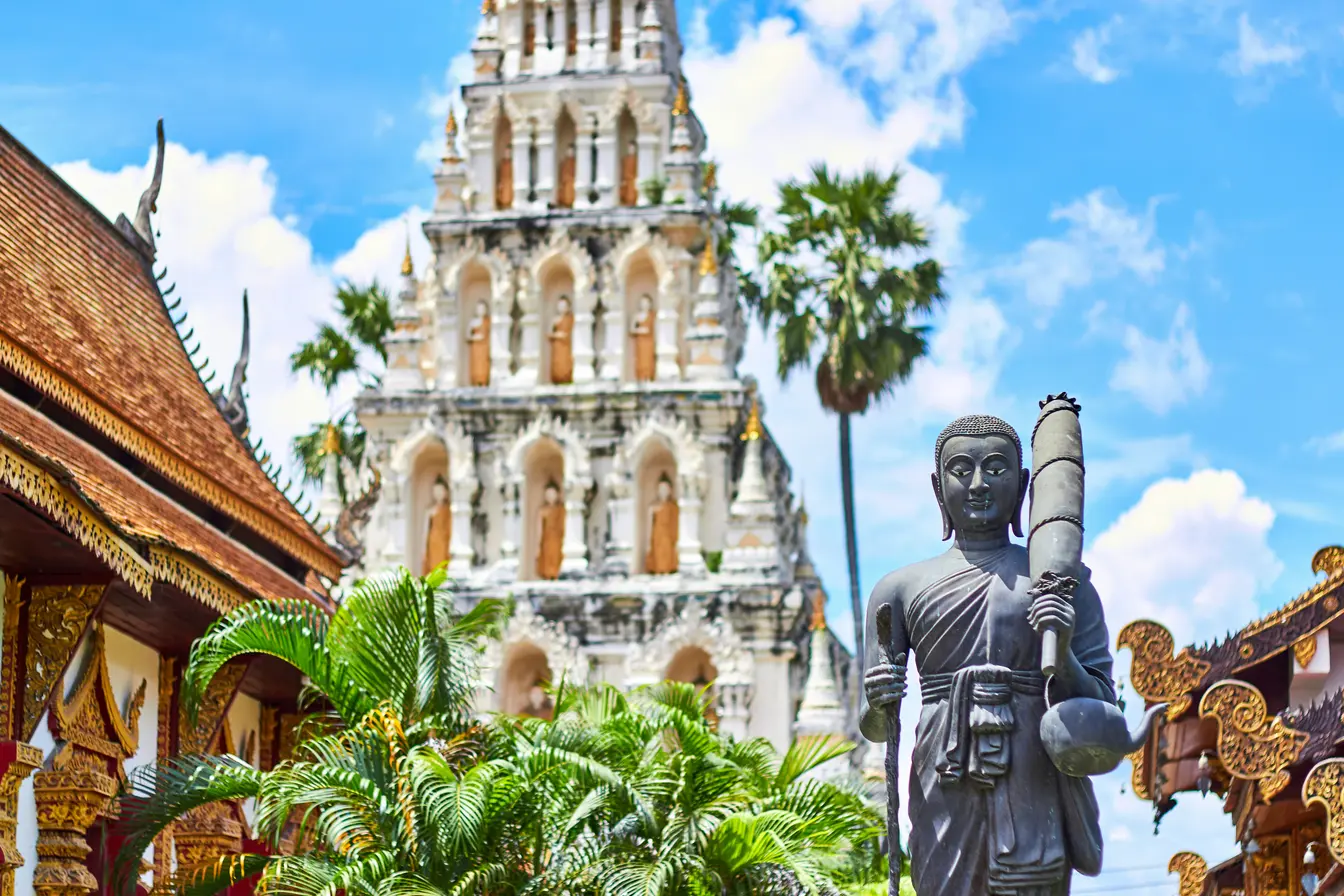 Una escultura de Buda del templo Wat Phra That Hariphunchai, un imprescindible de tu viaje a Tailandia.