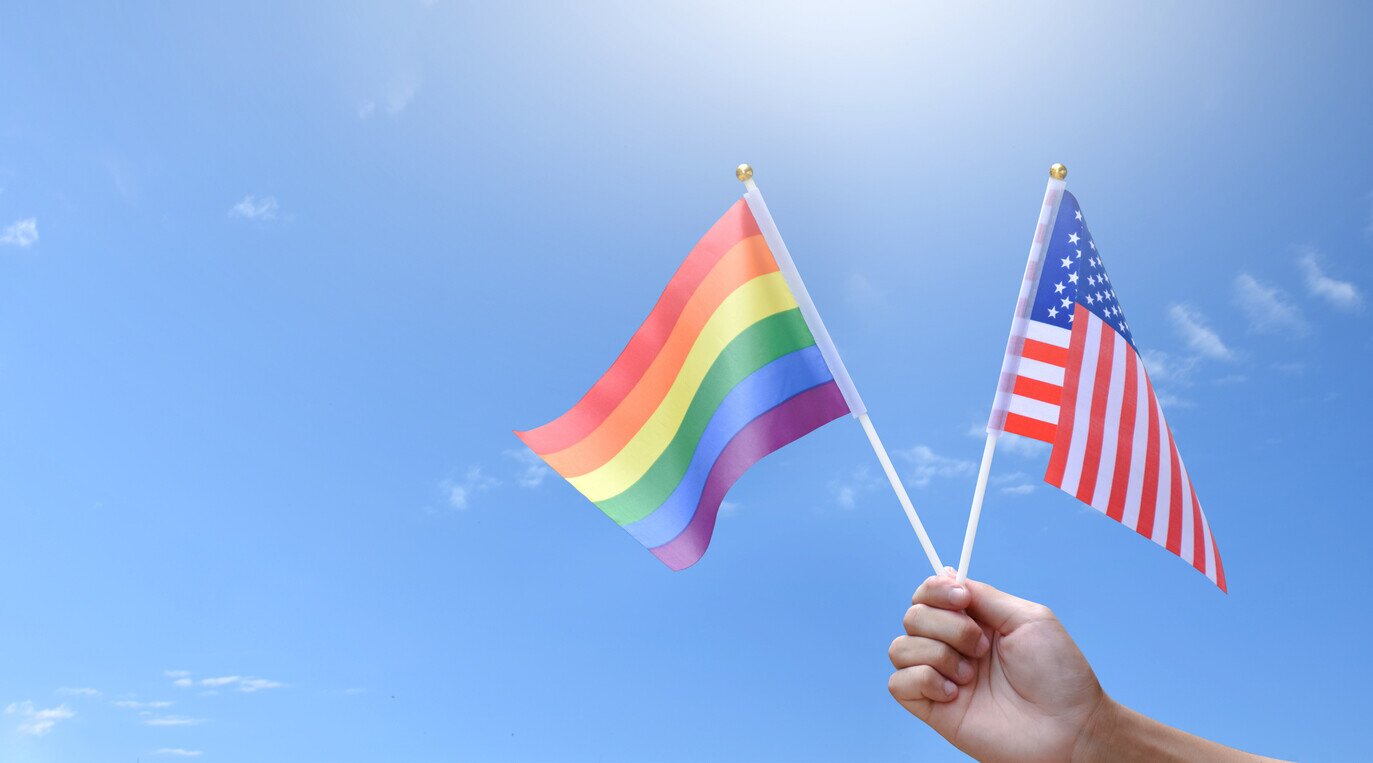Pride-Flagge neben der amerikanischen Flagge, so wie es sein sollte