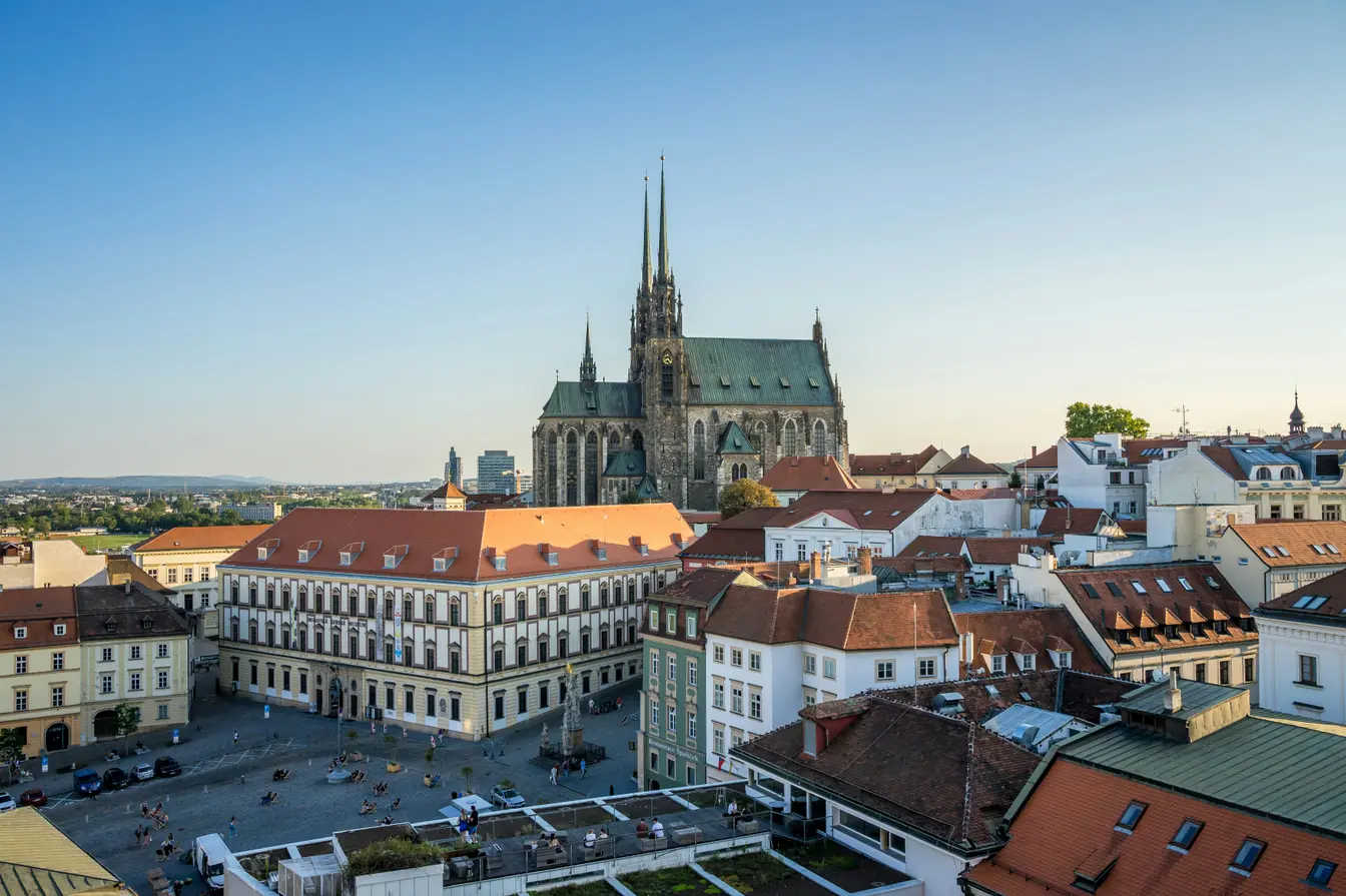 Vista del centro storico di Brno con chiesa dei Santi Pietro e Paolo, Repubblica Ceca