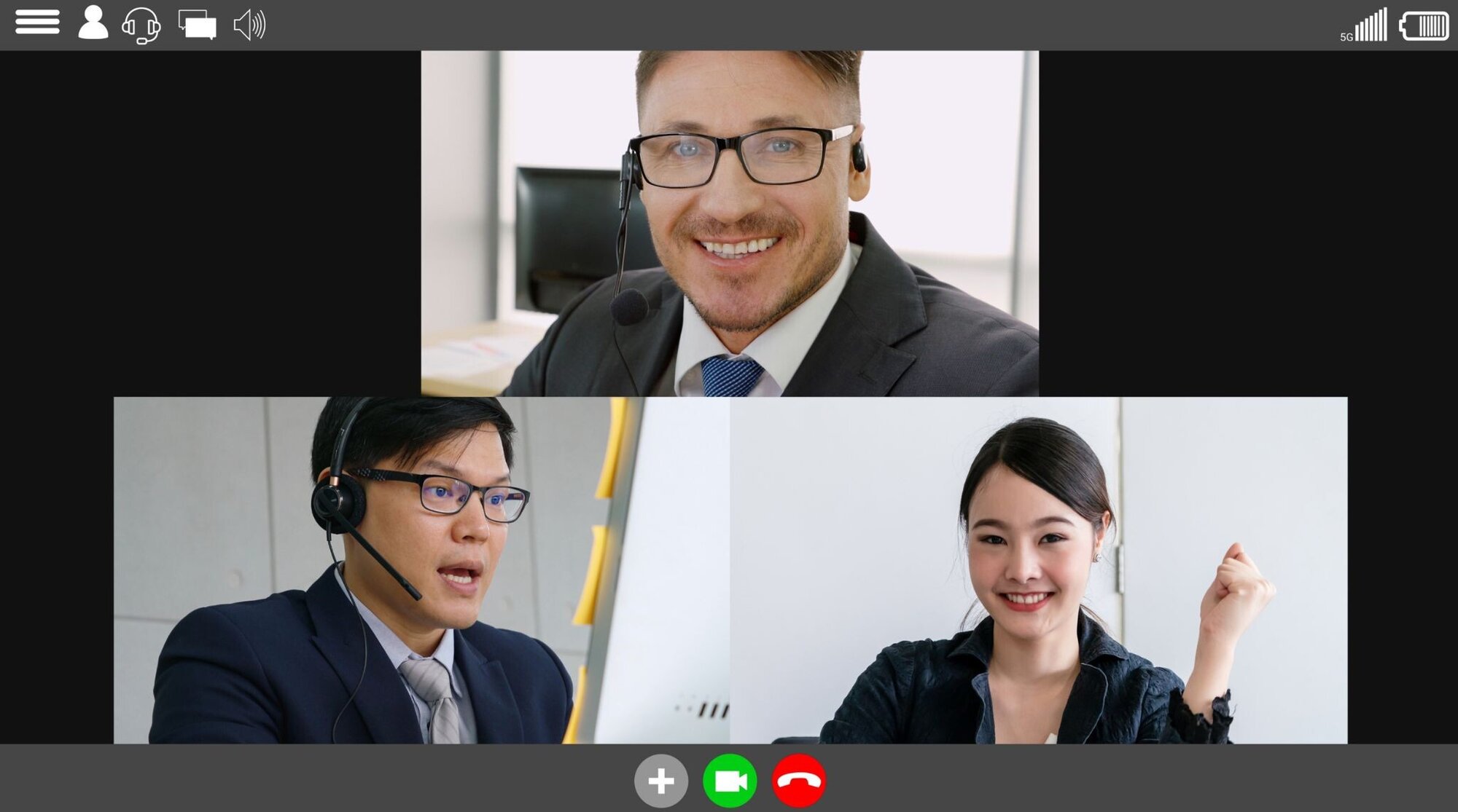 zoomでオンライン会議をするビジネスマン