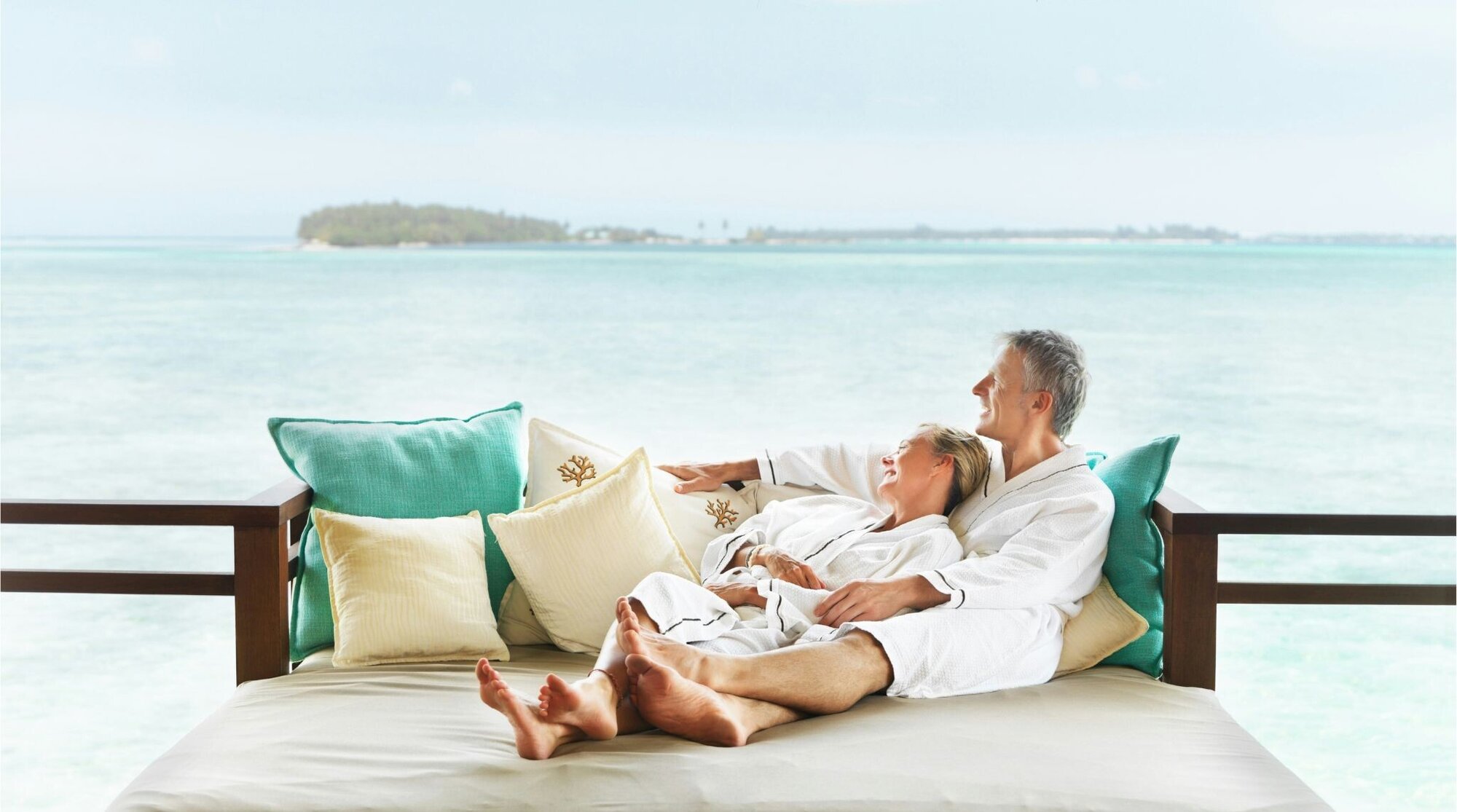 Casal em lua de mel em maldivas