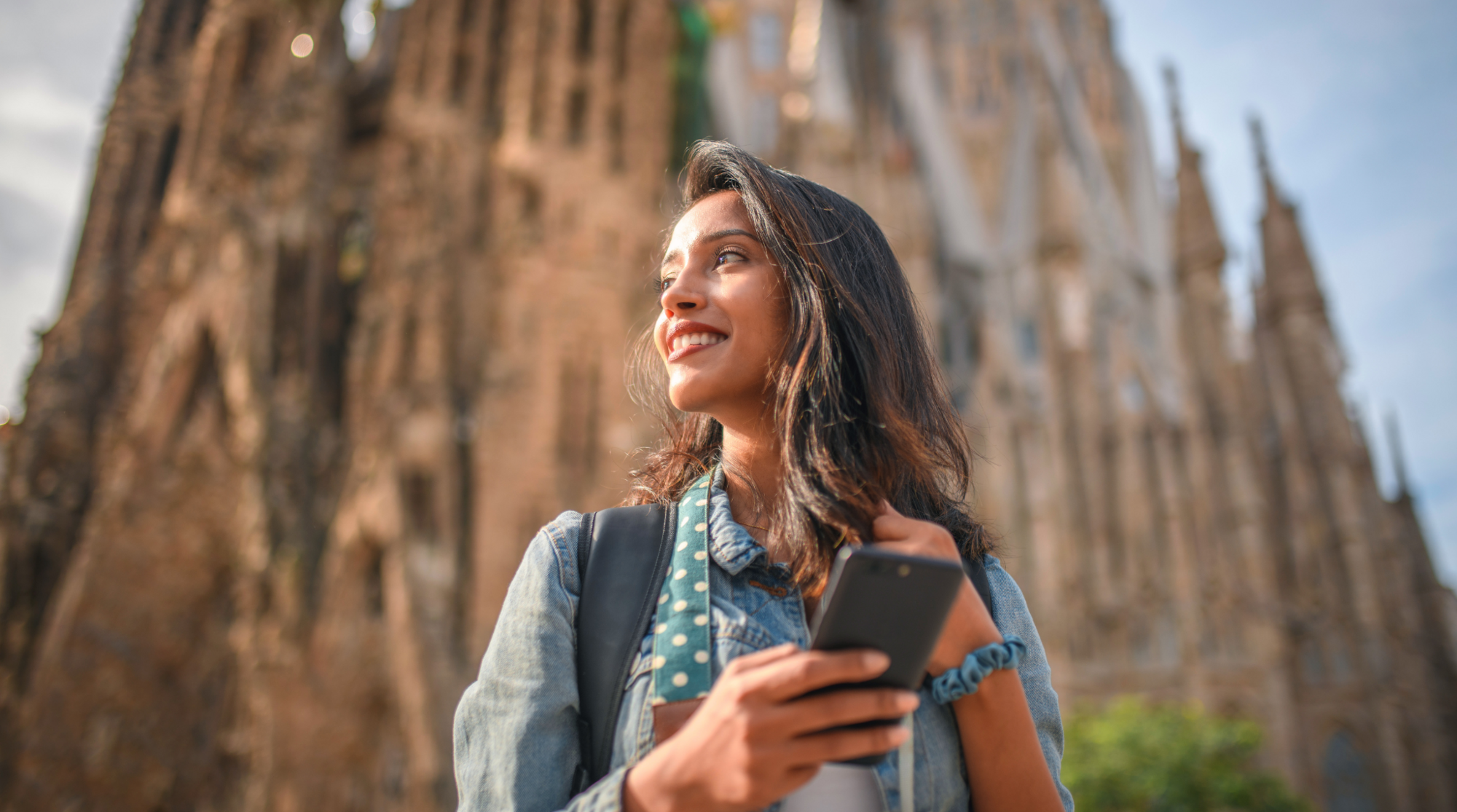 Eine Touristin ist mit Internet in Spanien unterwegs und navigiert durch die Stadt