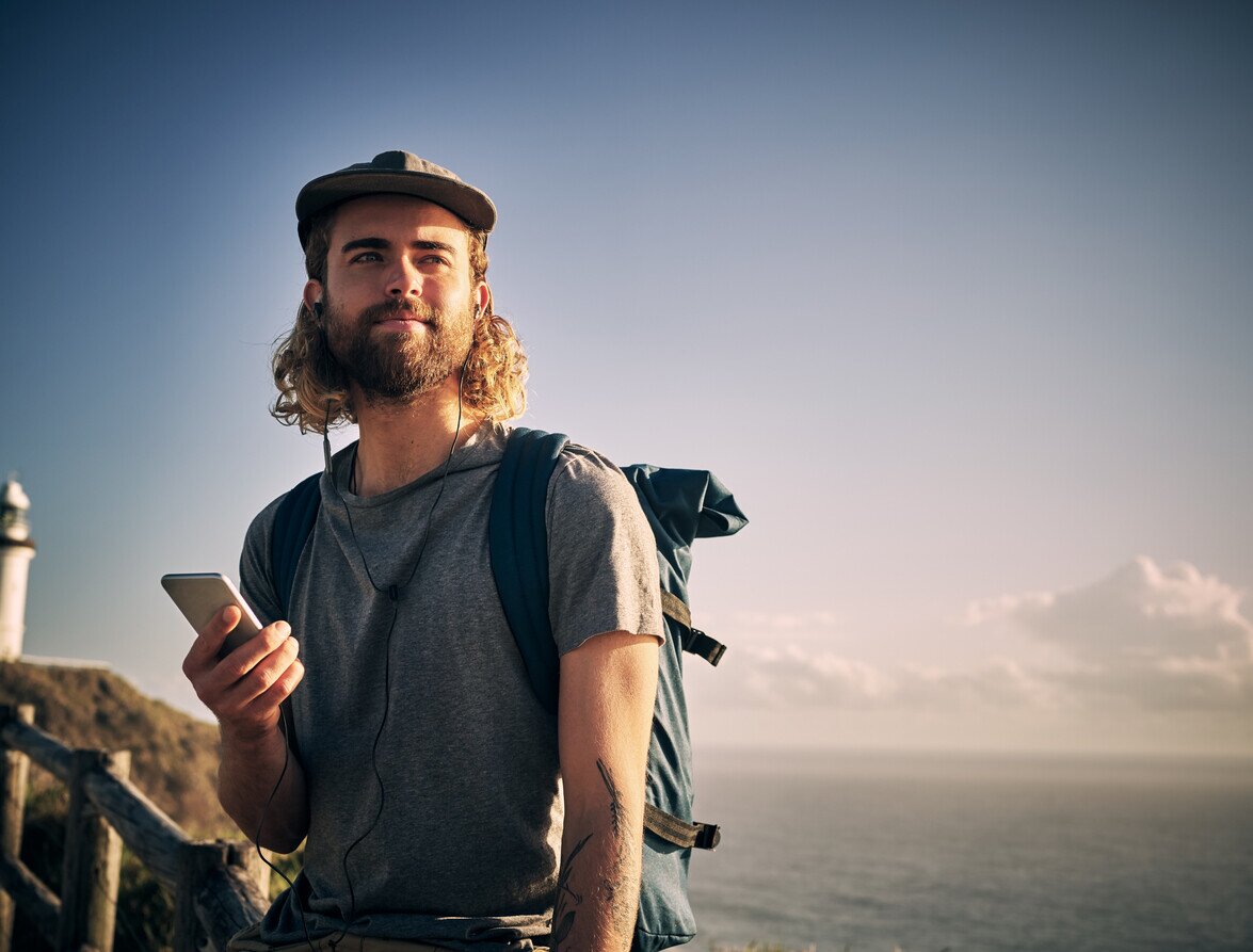 Mann im Urlaub mit der besten eSIM für Australien