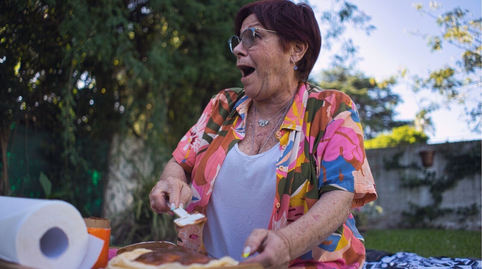 Senhora argentina surpresa adicionando doce de leite em panquecas