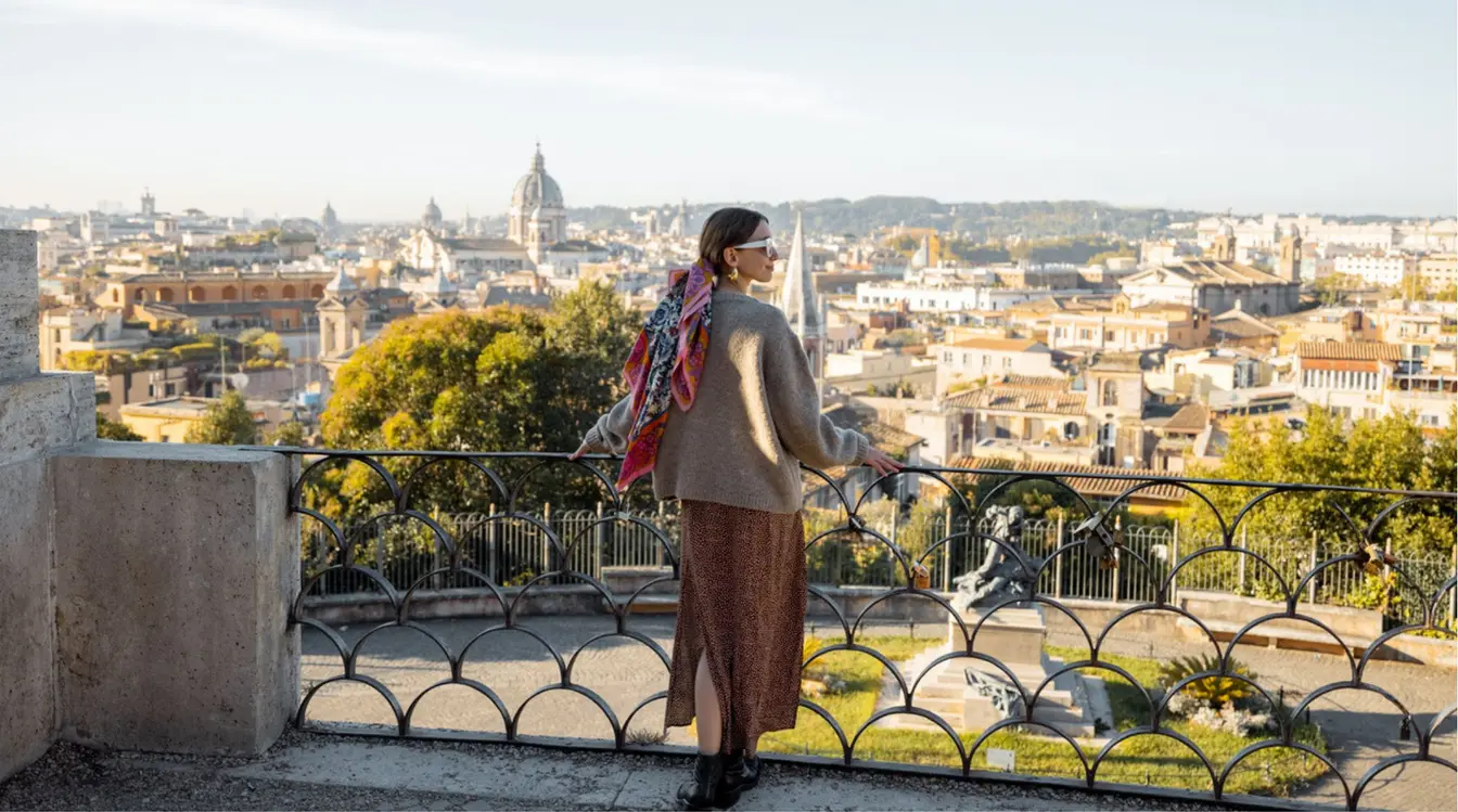 Viajante admirando a vista de Roma no outono europeu.