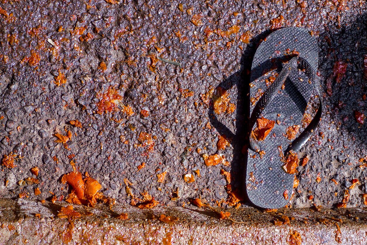  Infradito abbandonate a La Tomatina festa popolare a Buaol, Spagna