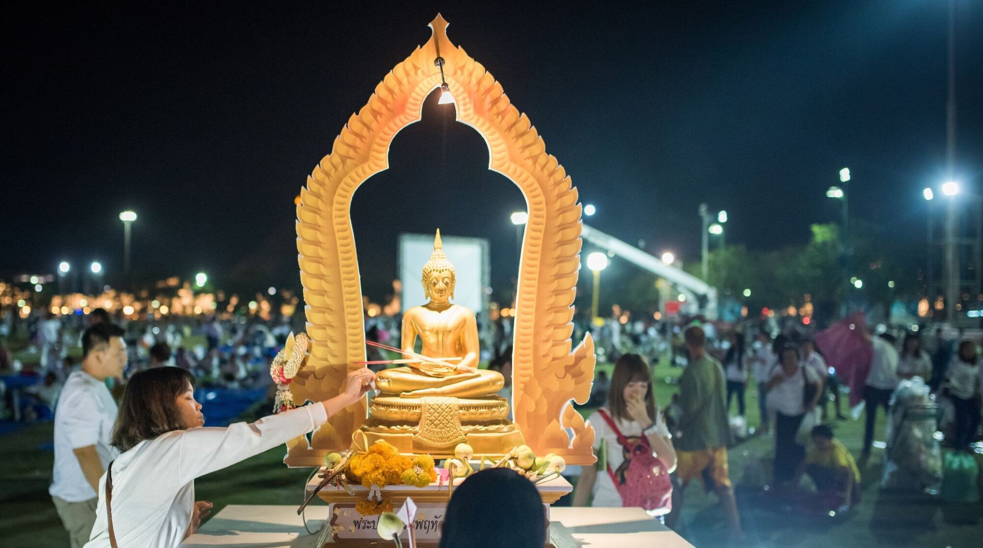 Personnes célèbrent le nouvel an près de Wat Arun, Bangkok, Thaïlande