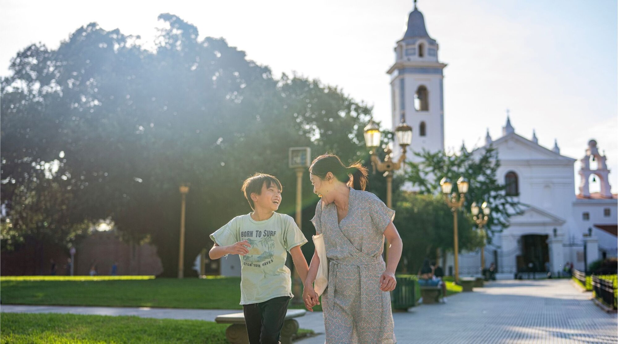 Mãe e filho asiáticos passeando em Buenos Aires, enquanto viajam para turismo na Argentina e América Latina.