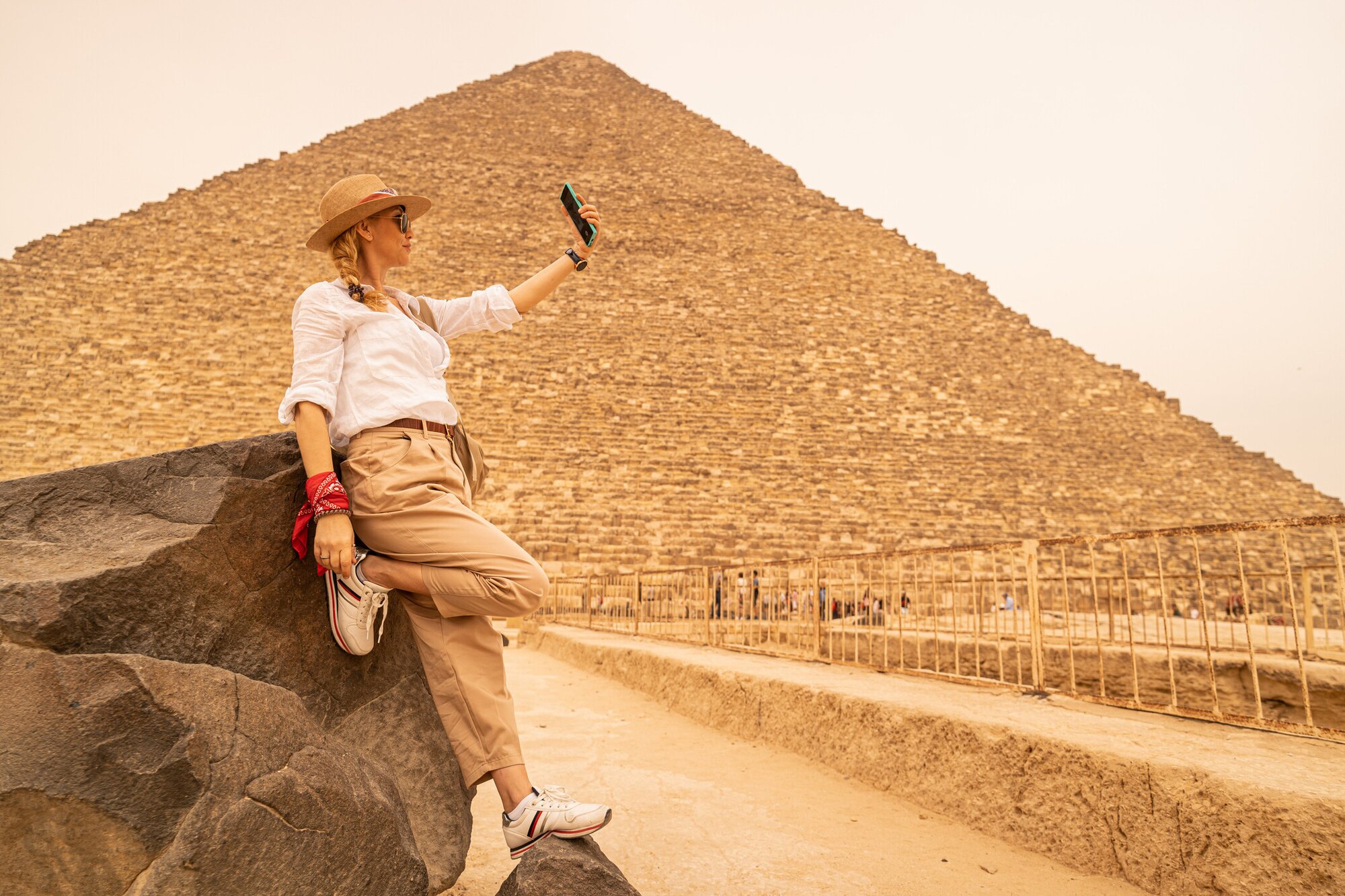 Frau mit SIM-Karte in Ägypten