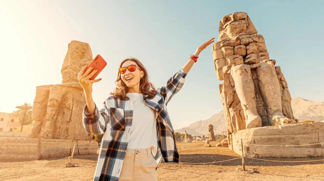 Eine Frau macht Selfies und teilt diese einer mit SIM-Karte in Ägypten