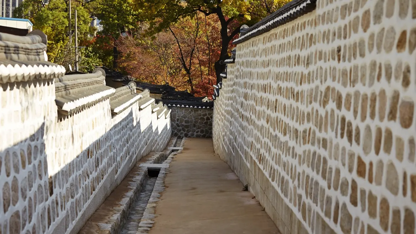 韓国ドラマ『トッケビ』のロケ地になった徳寿宮石垣道
