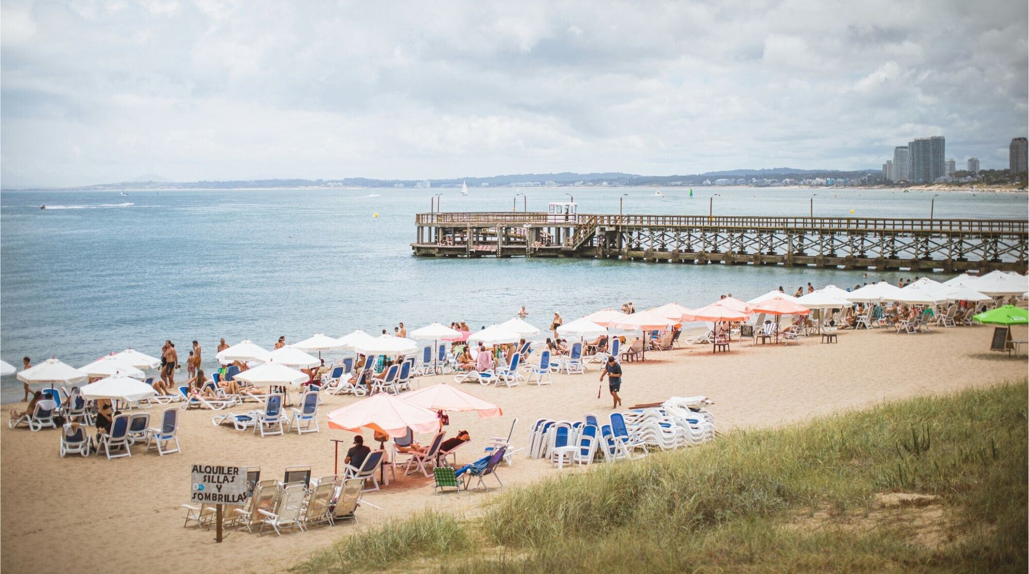 Turistas relaxando na Praia Mansa em Punta del Este.