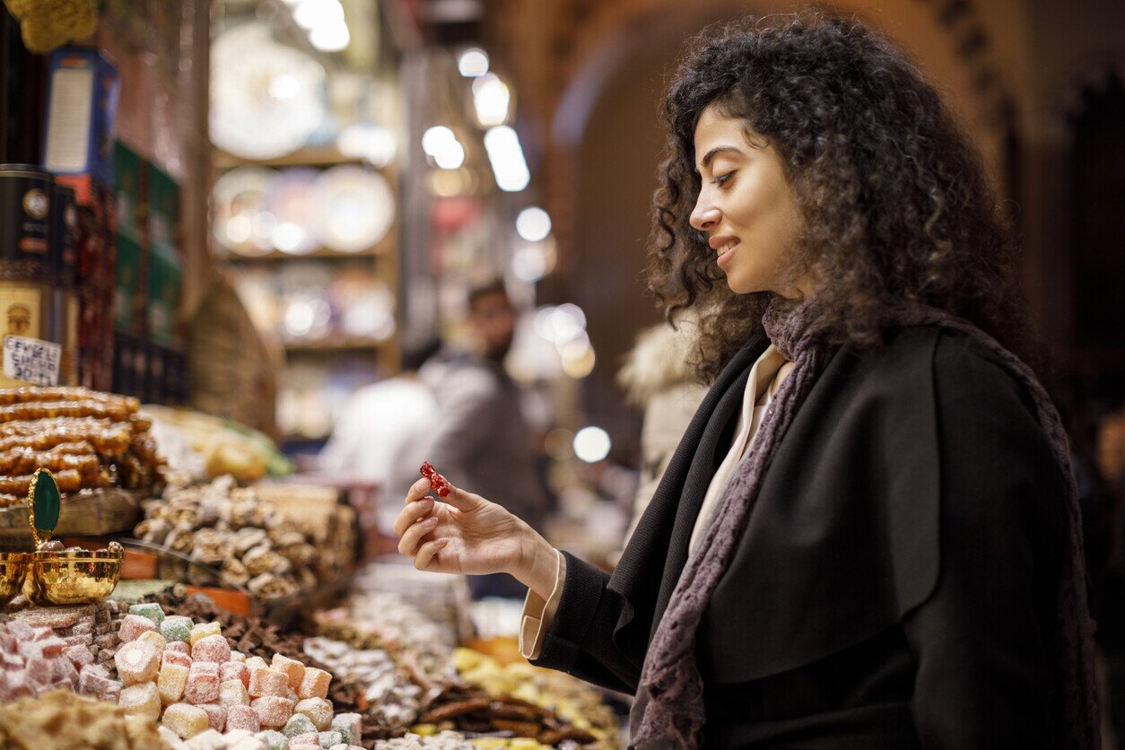 Frau beim Bezahlen in der Türkei