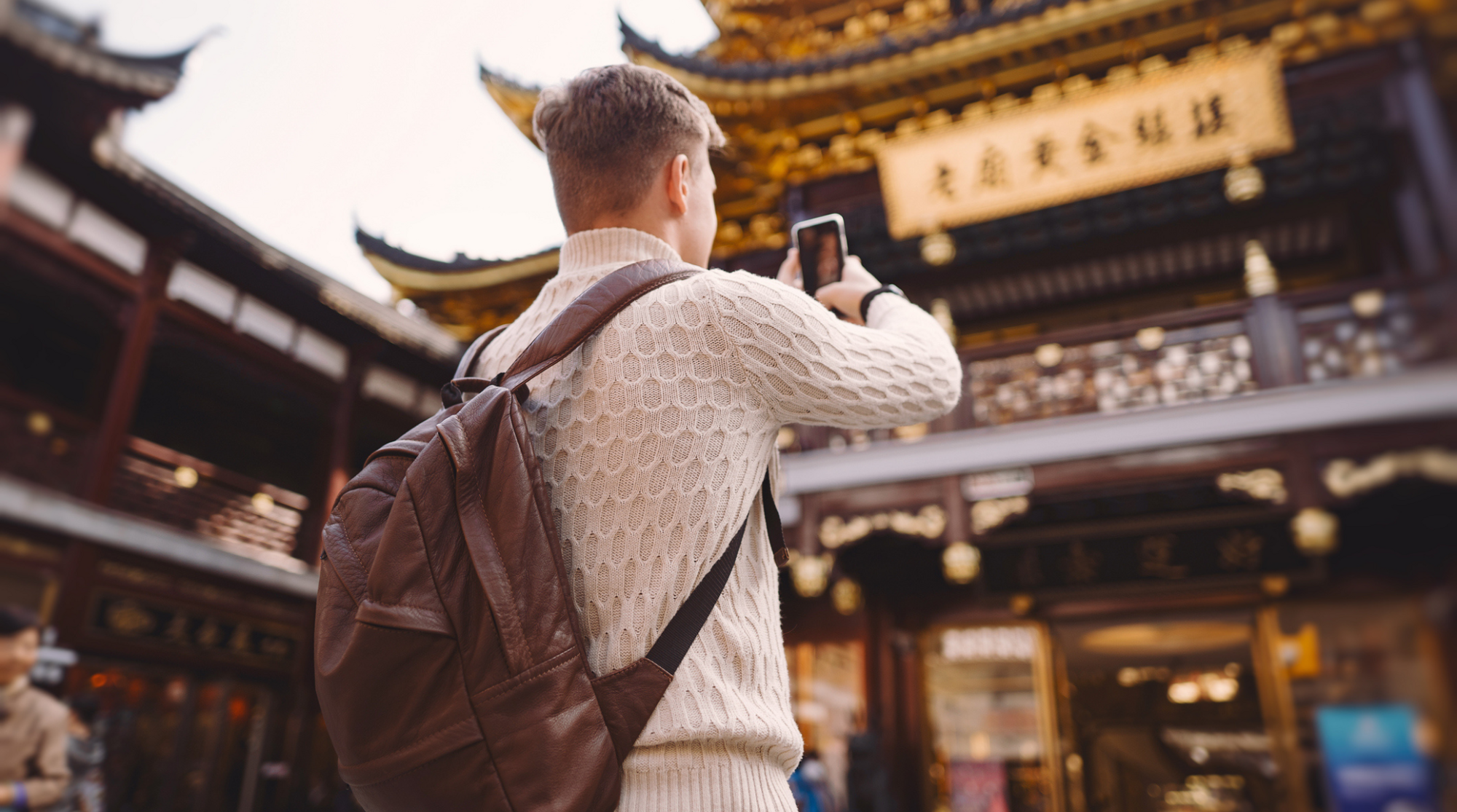 Tourist mit Internet in China fotografiert eine Pagode auf dem Yuyuan-Markt in Shanghai 