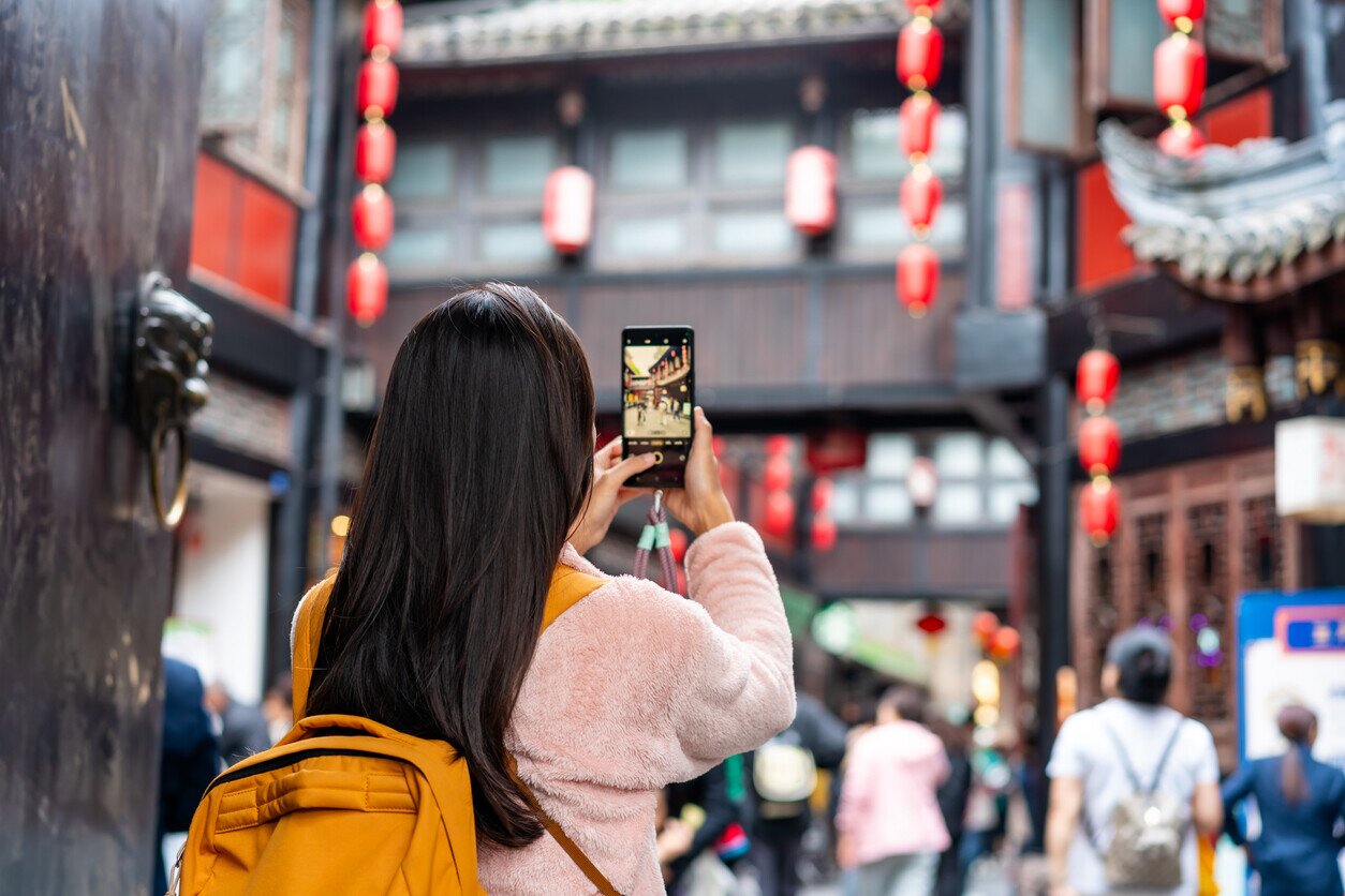 Frau mit eSIM in China