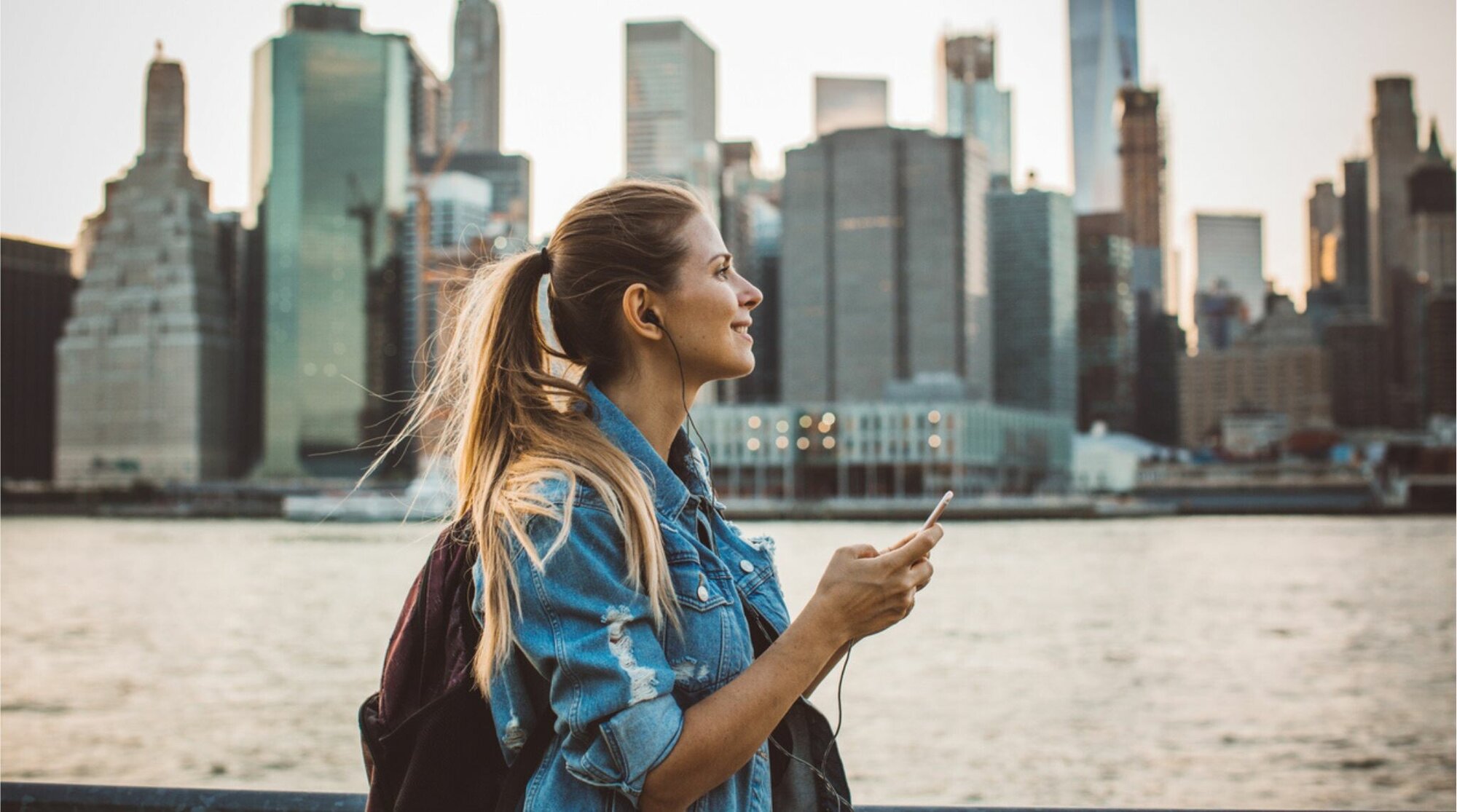 Viajante usando celular durante passeio