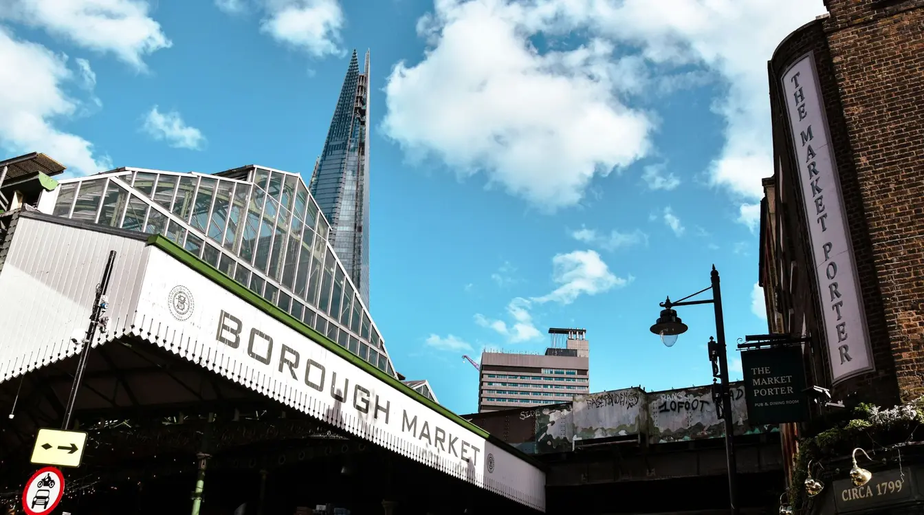 Imagen de la entrada a Borough Market con The Shard al fondo para ilustrar qué hacer en Londres