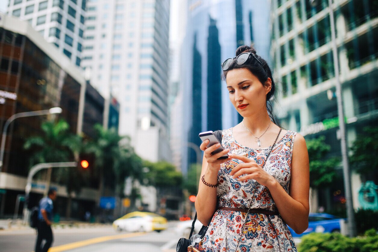 Frau mit der besten eSIM für Singapur