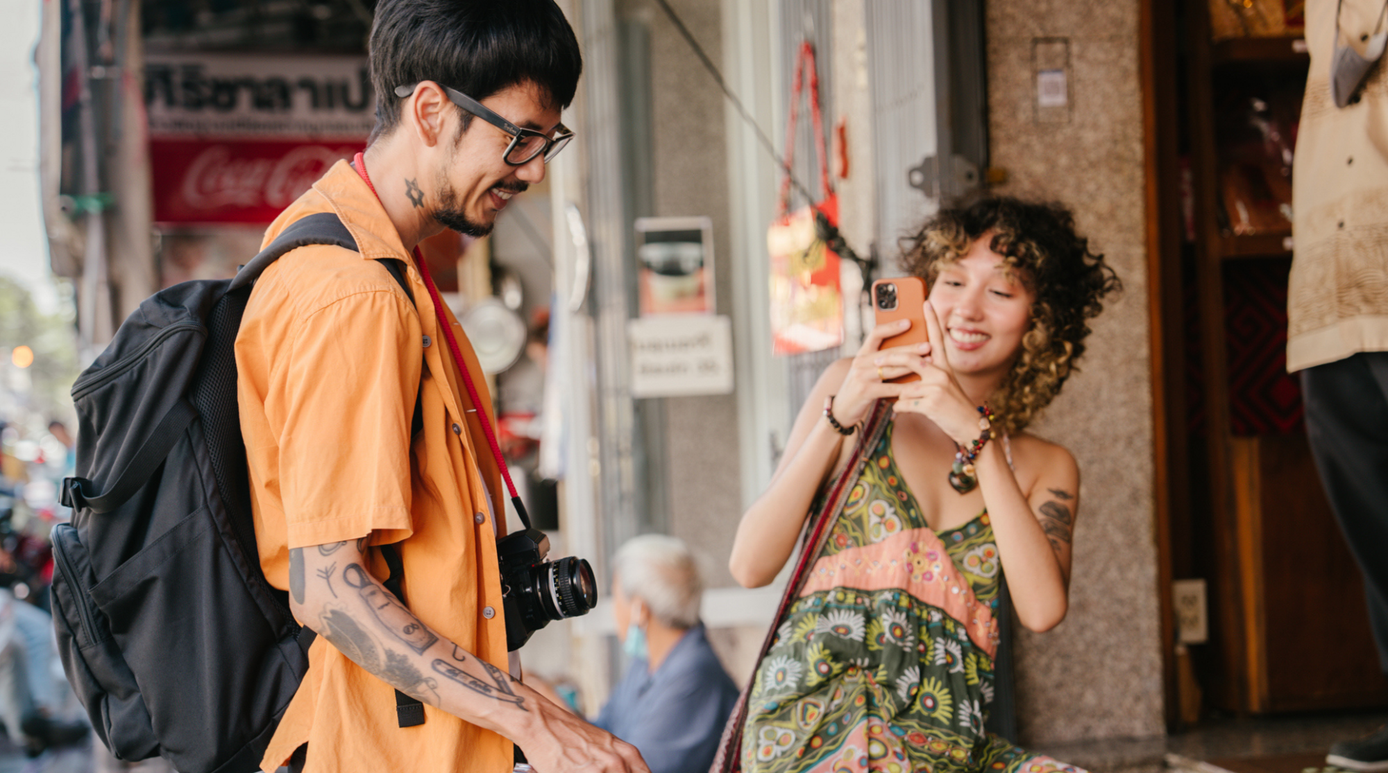 Usa lo smartphone per scattare foto e navigare con internet mobile durante il viaggio in Thailandia