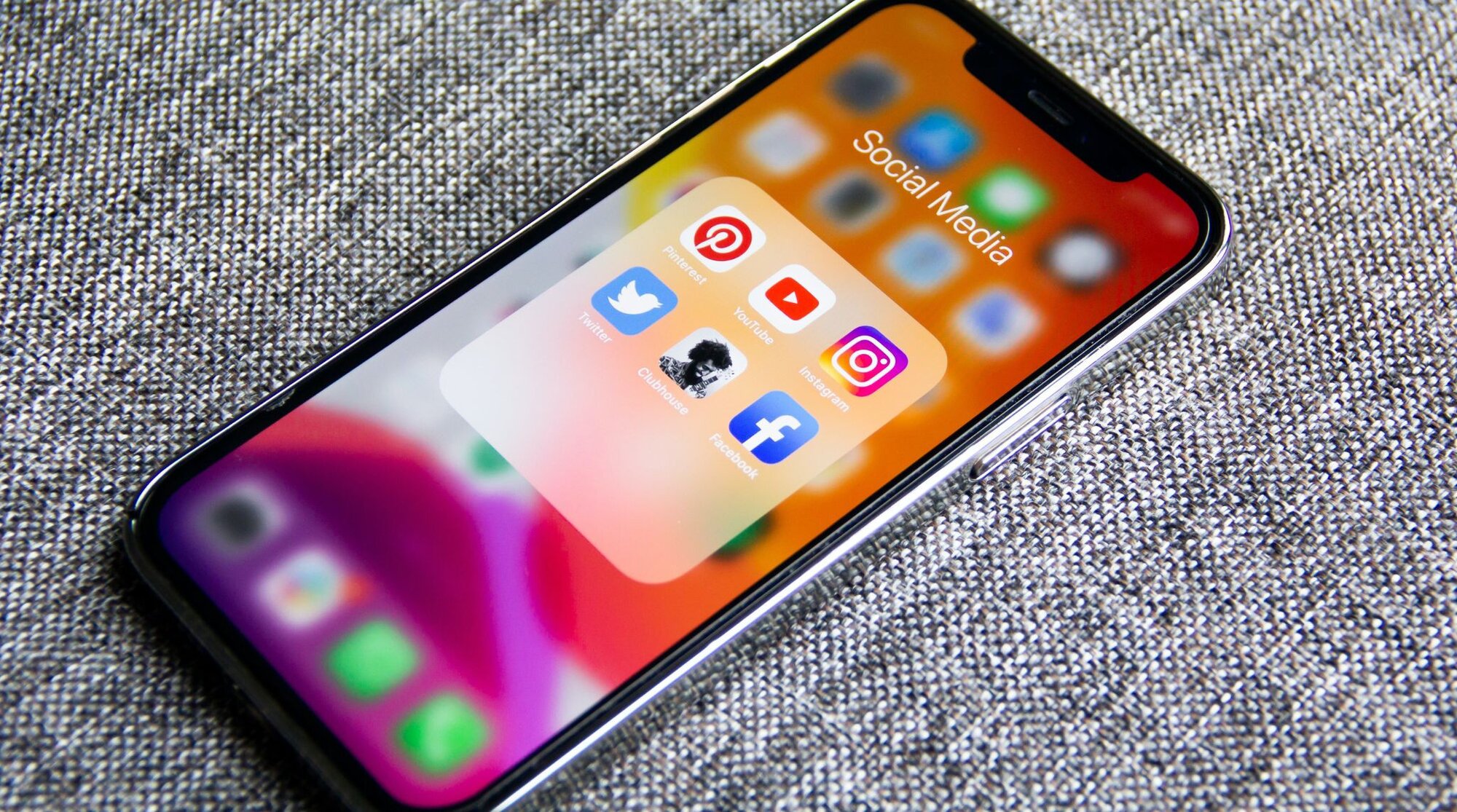 aplikacje społecznościowe na telefonie komórkowym