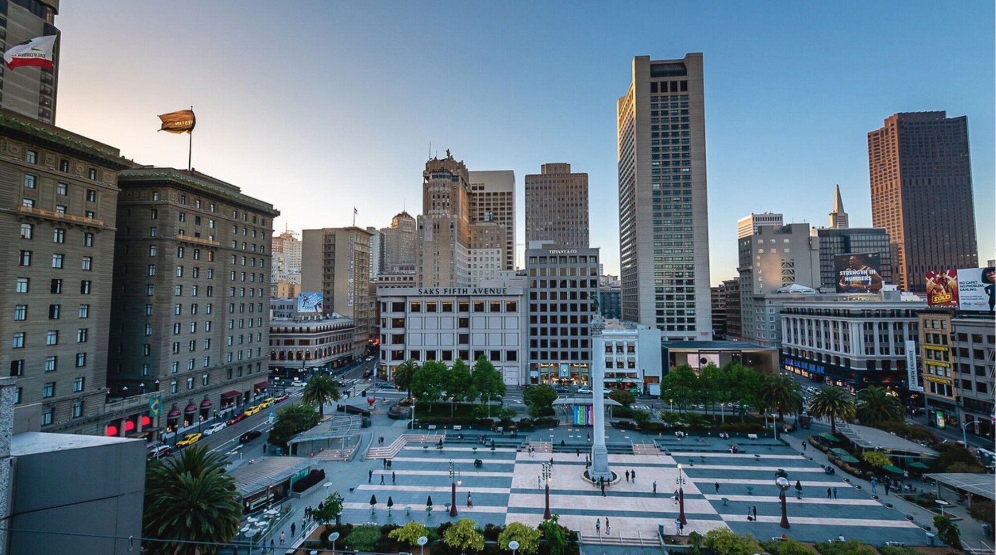 Vista de Union Square en San Francisco con edificios alrededor y plaza llena de gente al atardecer