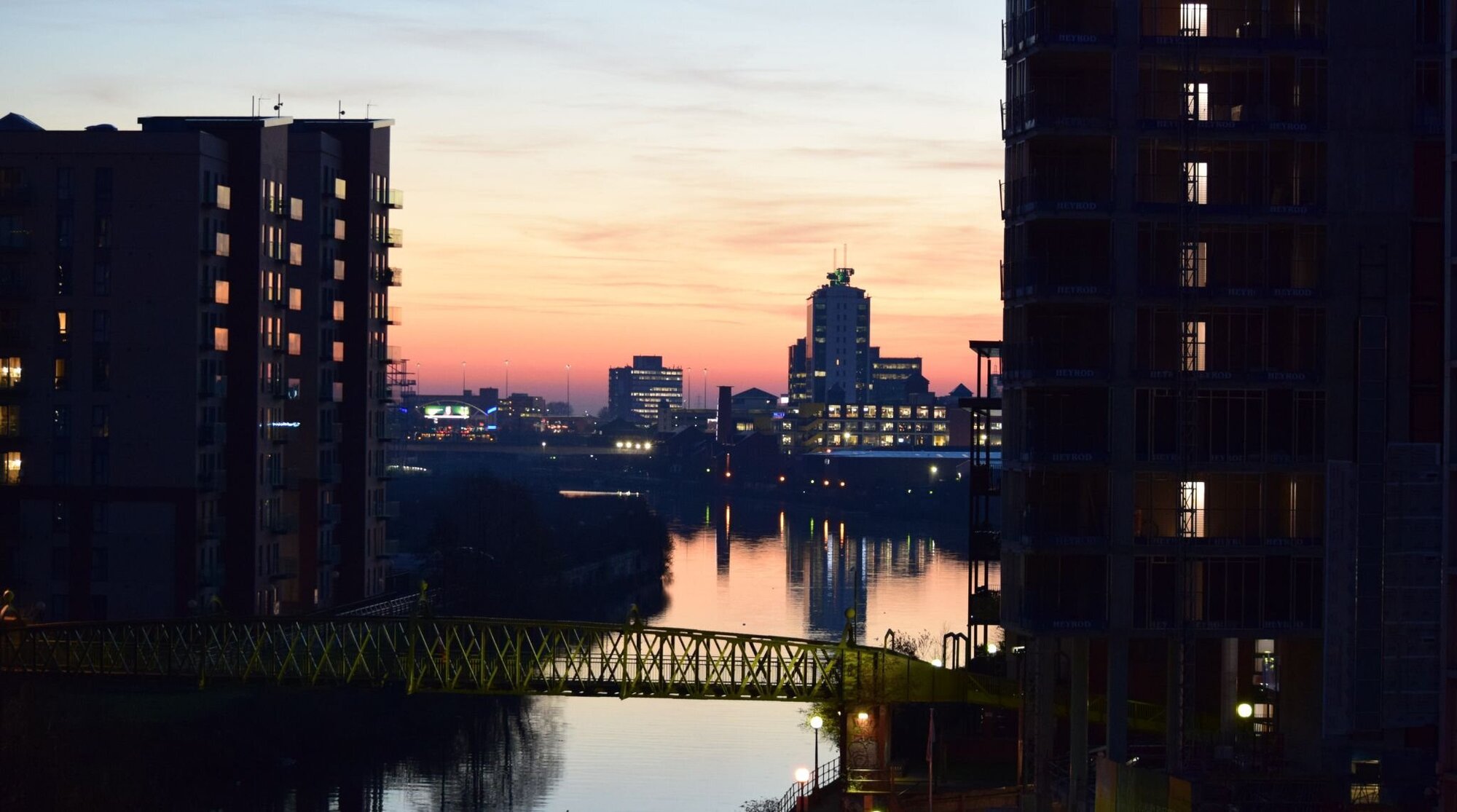منظر الغروب في مانشستر بريطانيا